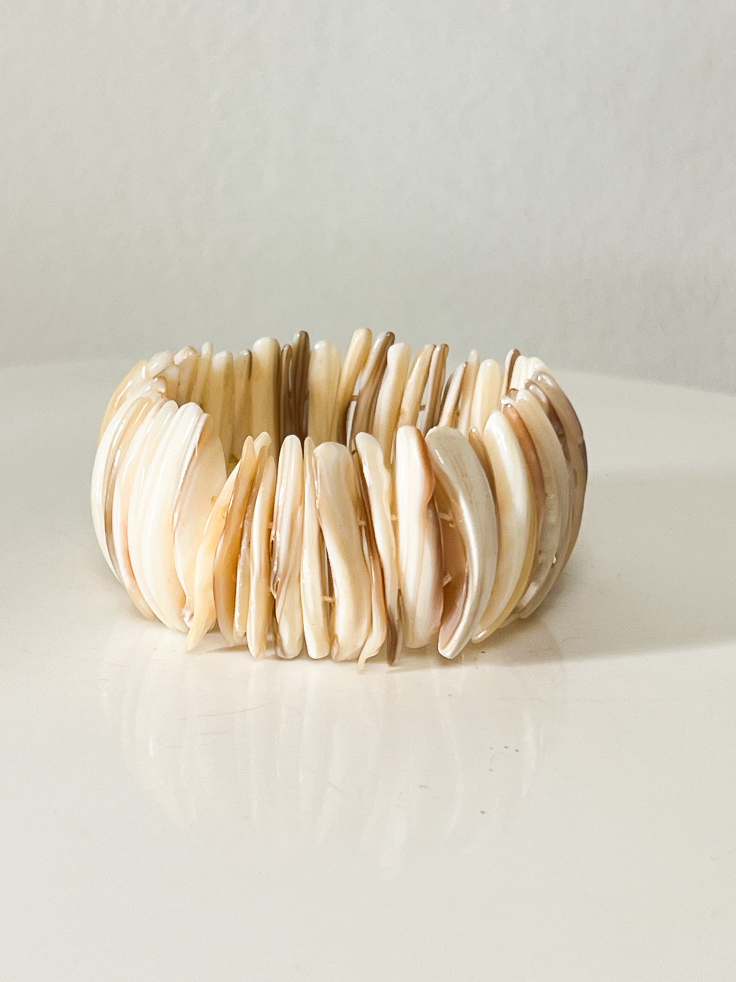 Bracelet Manchette Vintage Années 80 90 en Nacre Naturelle – Style Boho-Chic – Élastique