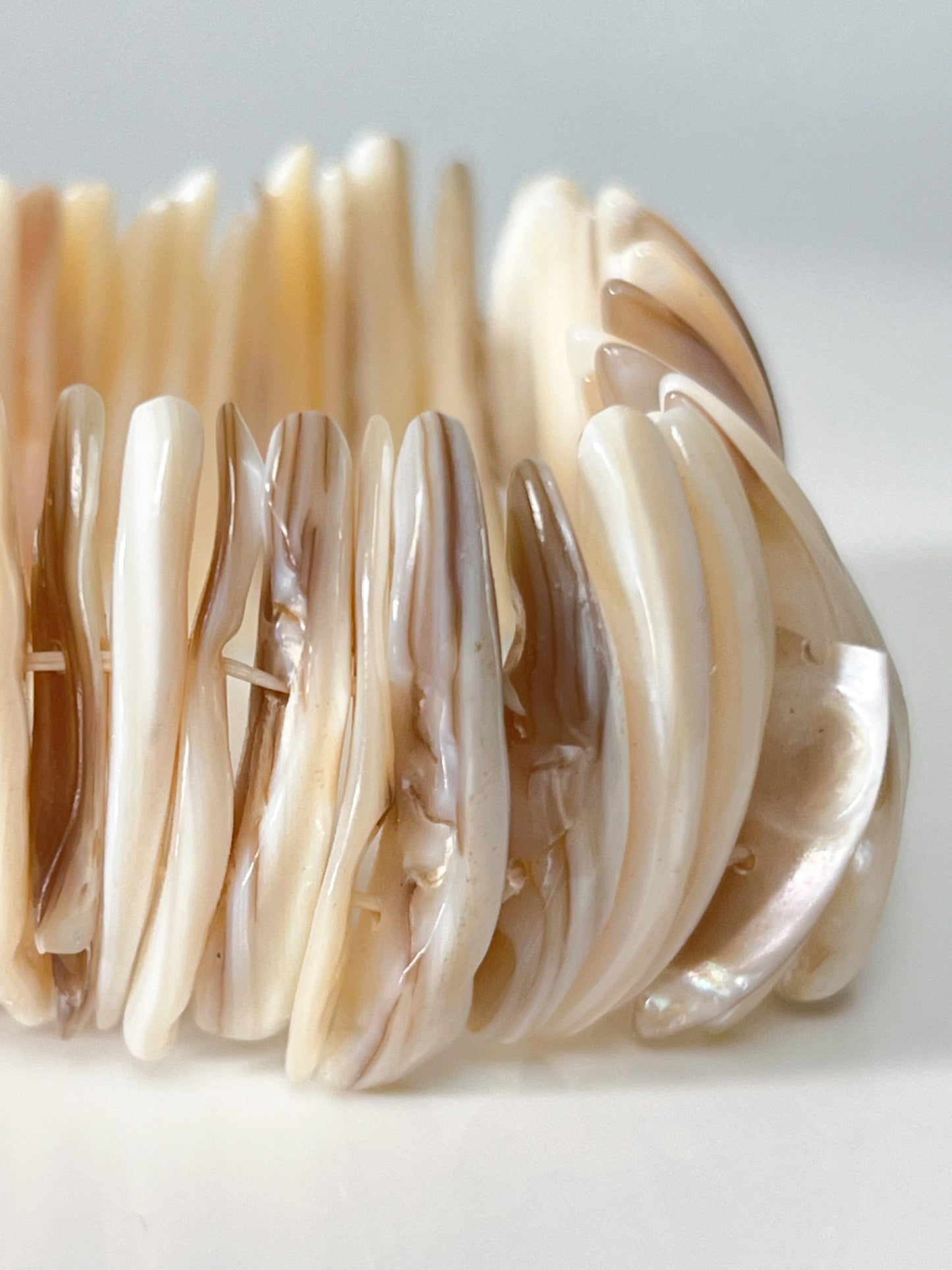 Bracelet Manchette Vintage Années 80 90 en Nacre Naturelle – Style Boho-Chic – Élastique