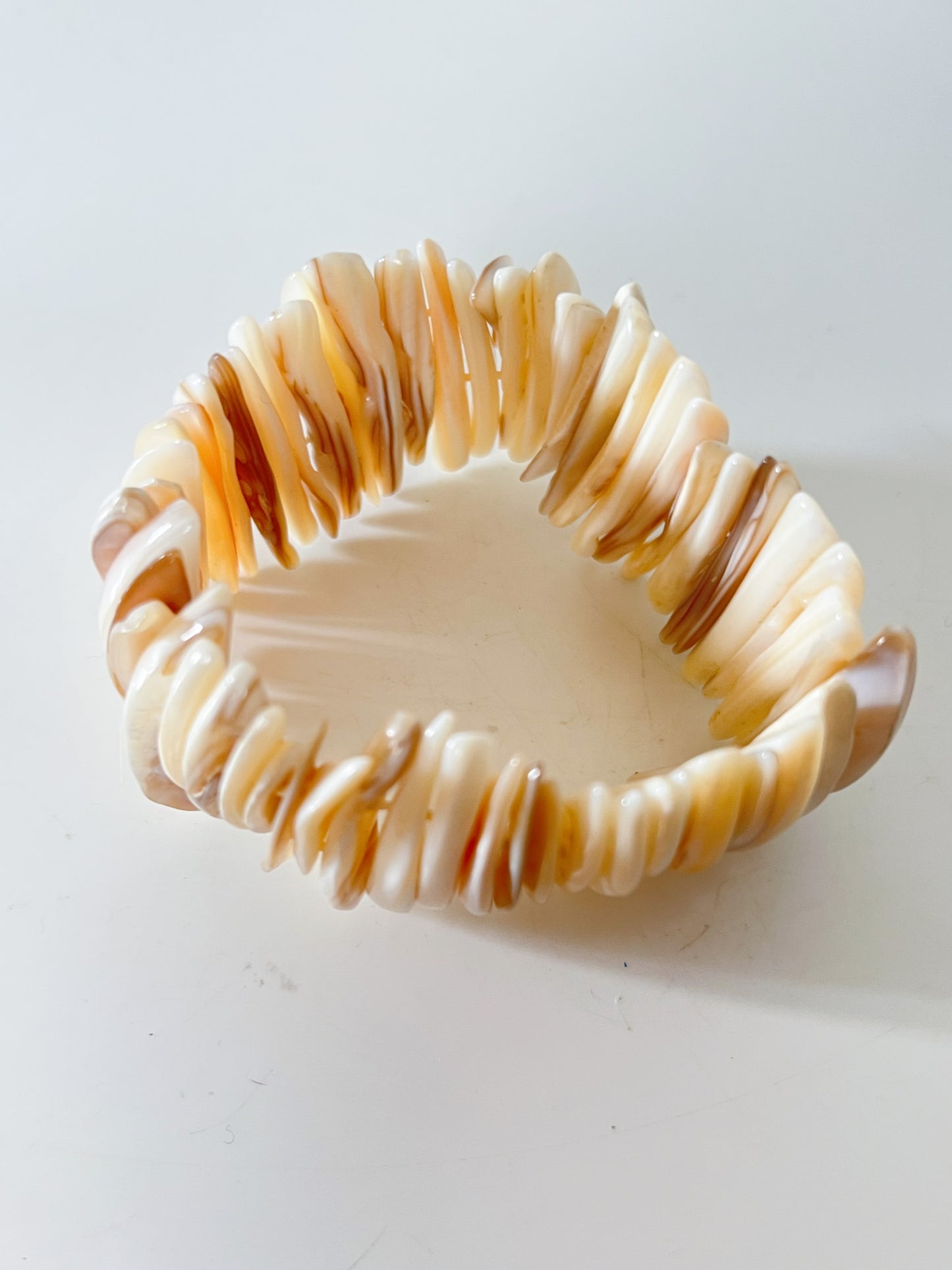 Bracelet Manchette Vintage Années 80 90 en Nacre Naturelle – Style Boho-Chic – Élastique
