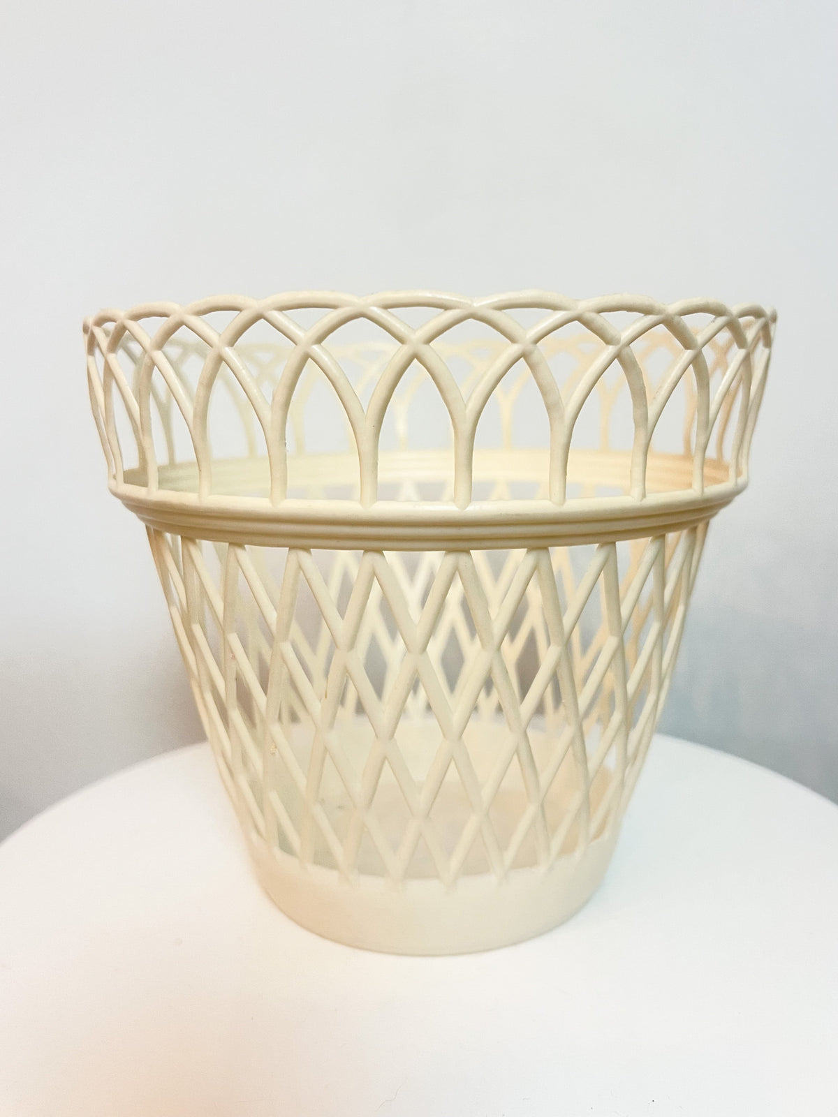 Cache-Pot Vintage Années 70/80 En Plastique Crème – Silhouette Évasée