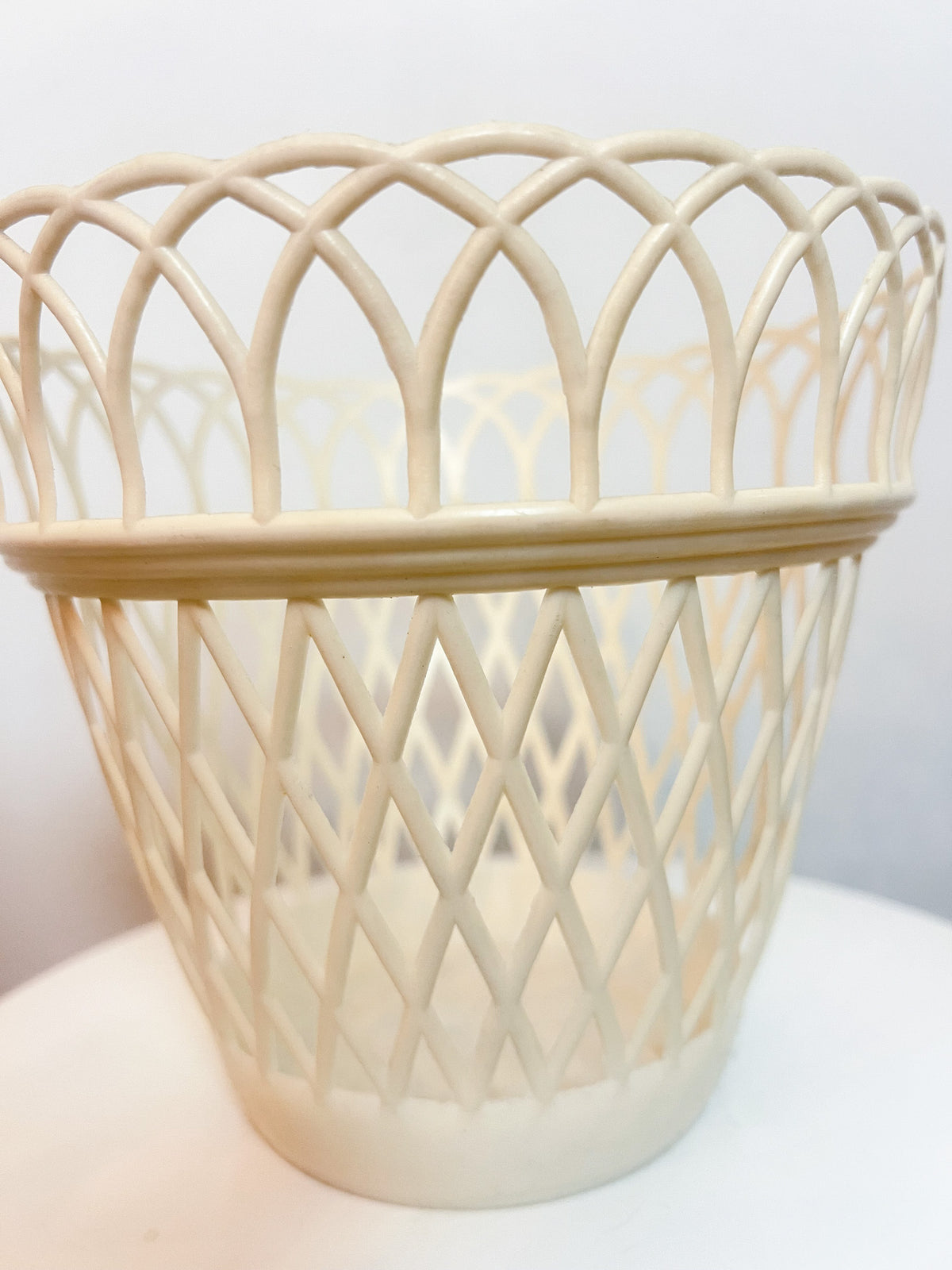 Cache-Pot Vintage Années 70/80 En Plastique Crème – Silhouette Évasée