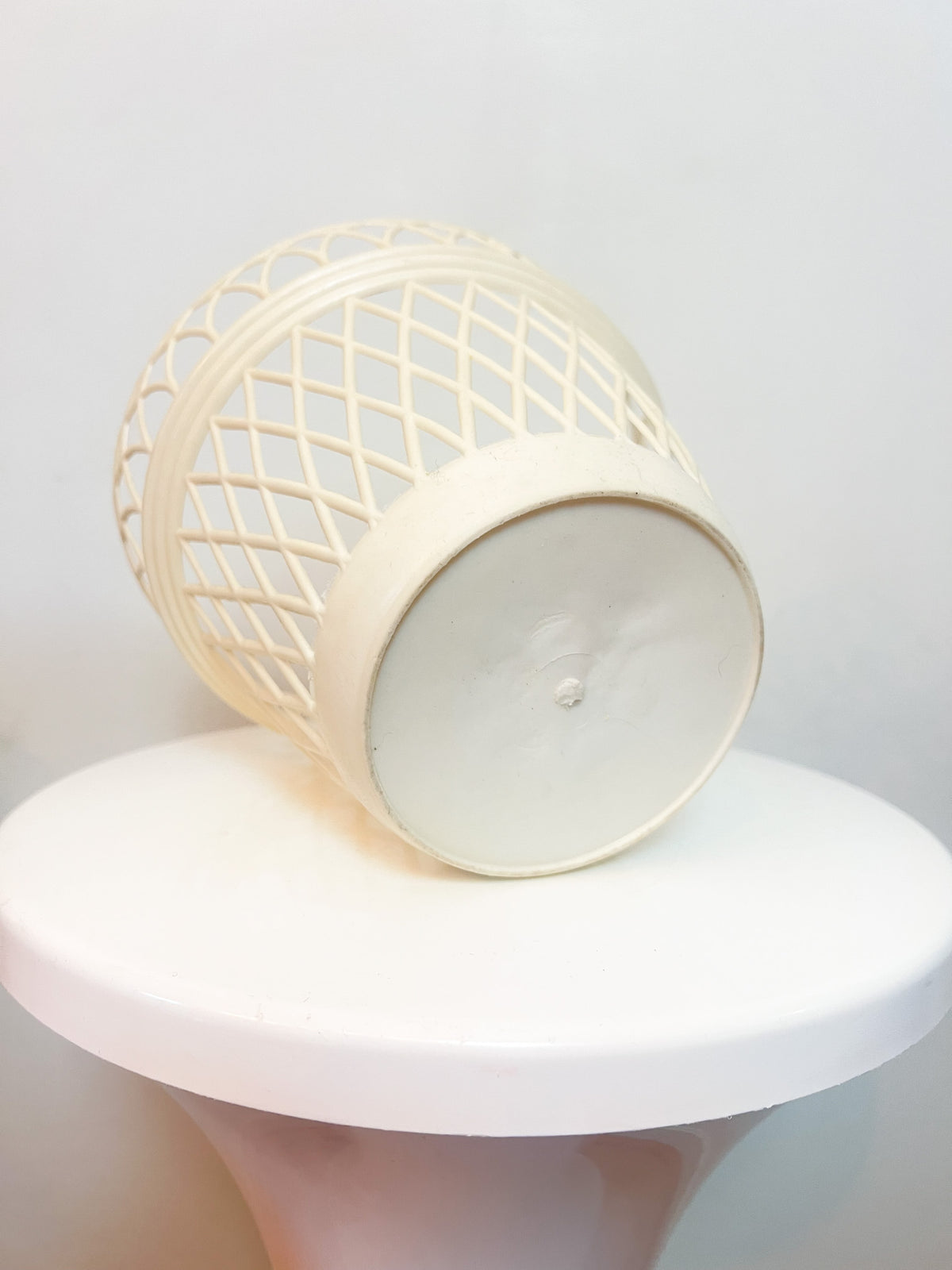 Cache-Pot Vintage Années 70/80 En Plastique Crème – Silhouette Évasée