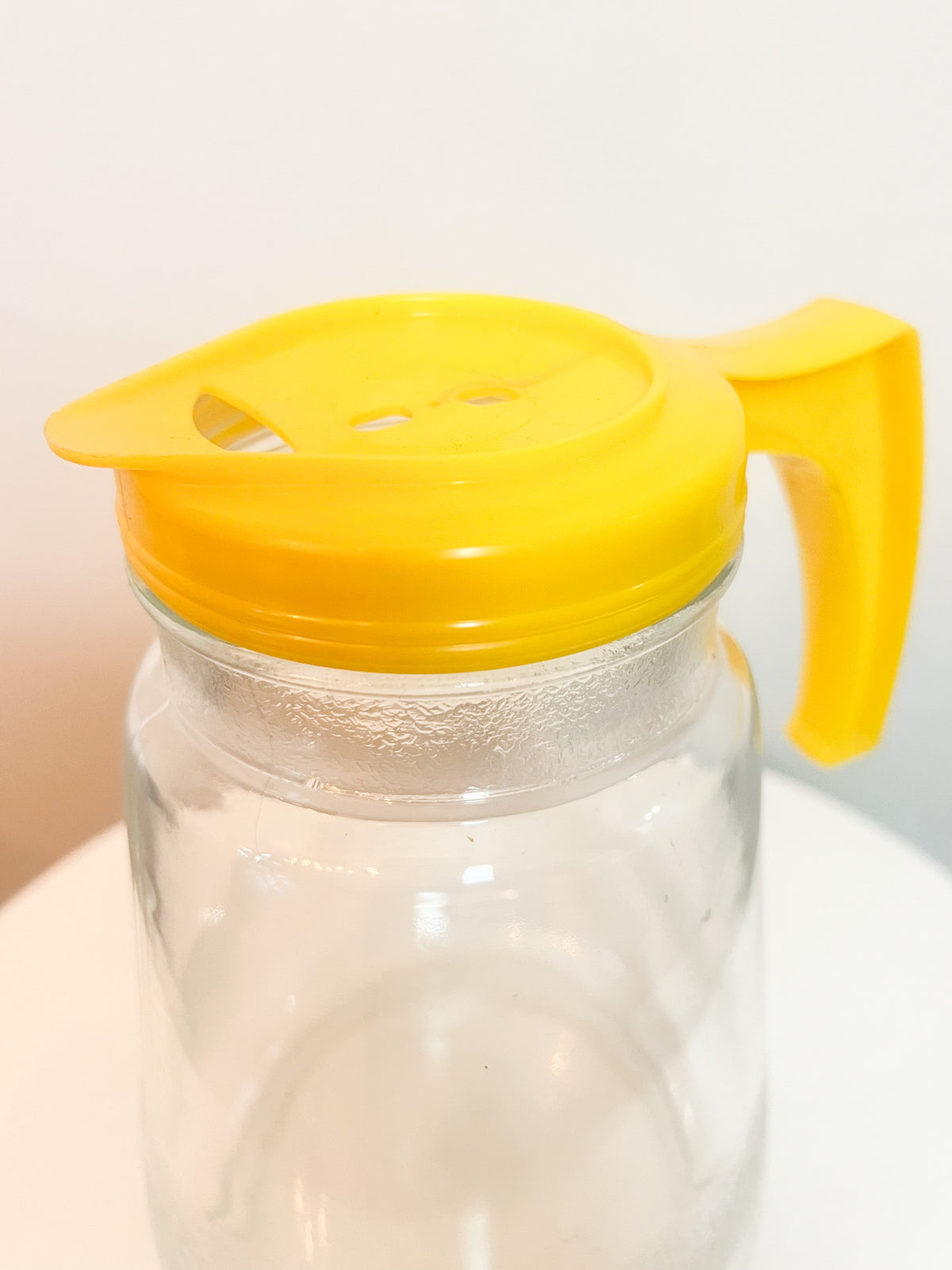 Pichet / Carafe Vintage Années 70 Verre & Plastique Jaune – Style Pop – Made in France