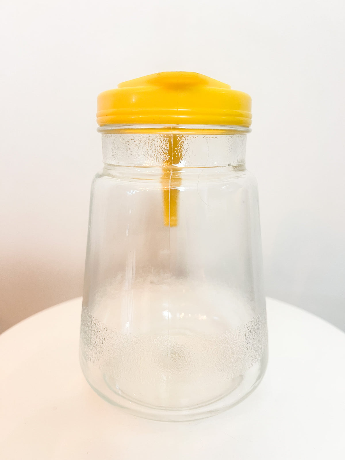 Pichet / Carafe Vintage Années 70 Verre & Plastique Jaune – Style Pop – Made in France