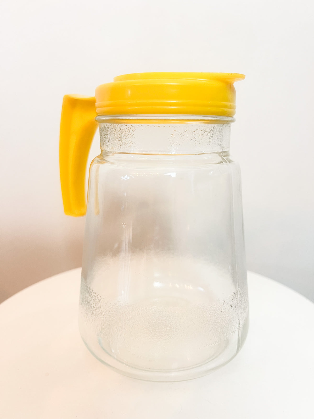 Pichet / Carafe Vintage Années 70 Verre & Plastique Jaune – Style Pop – Made in France