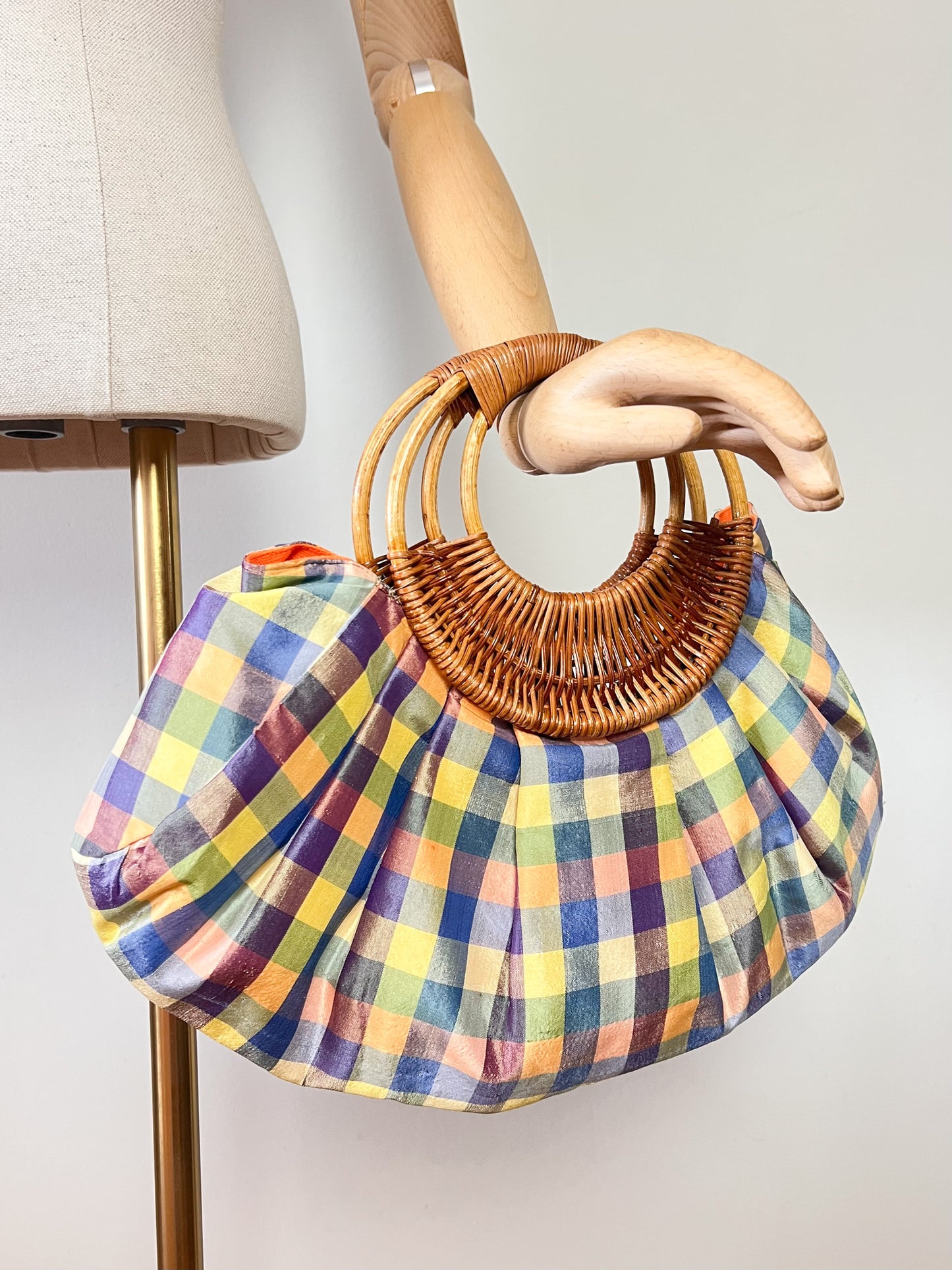 Sac à Main Vintage Esprit Madras Satiné – Anses Rondes Bois & Paille Tressée