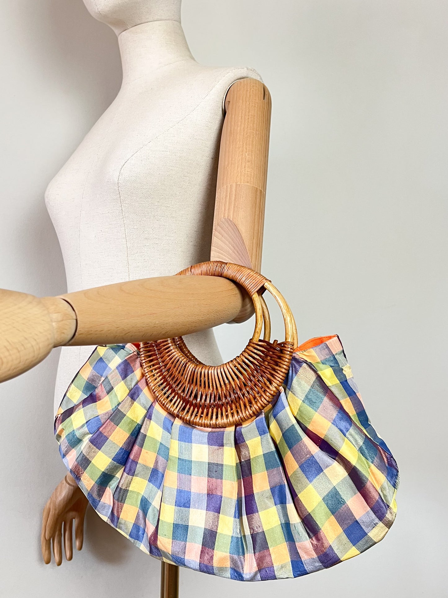 Sac à Main Vintage Esprit Madras Satiné – Anses Rondes Bois & Paille Tressée