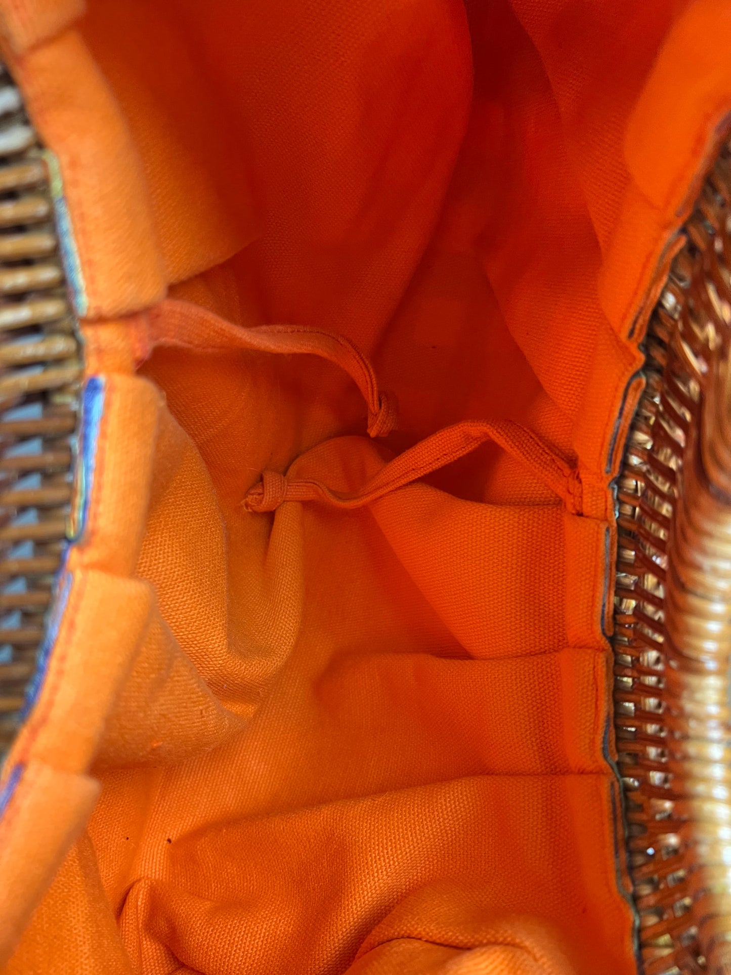 Sac à Main Vintage Esprit Madras Satiné – Anses Rondes Bois & Paille Tressée