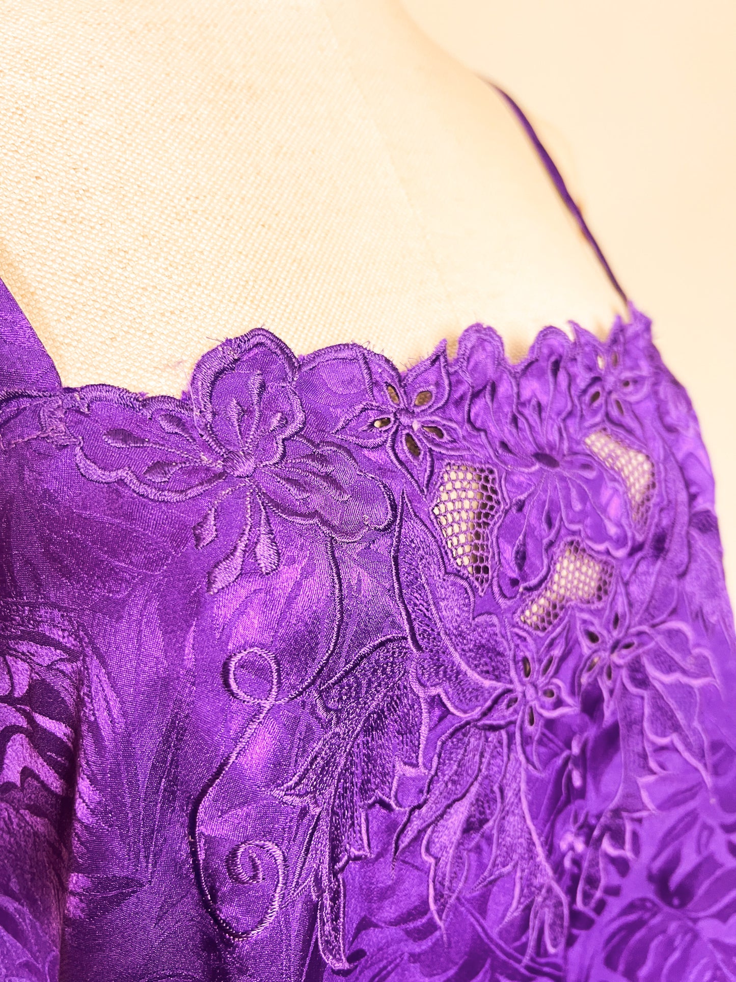 Débardeur Vintage Années 90 Violet en Tissu Damassé Feuillage & Découpes Ajourées – T36/38