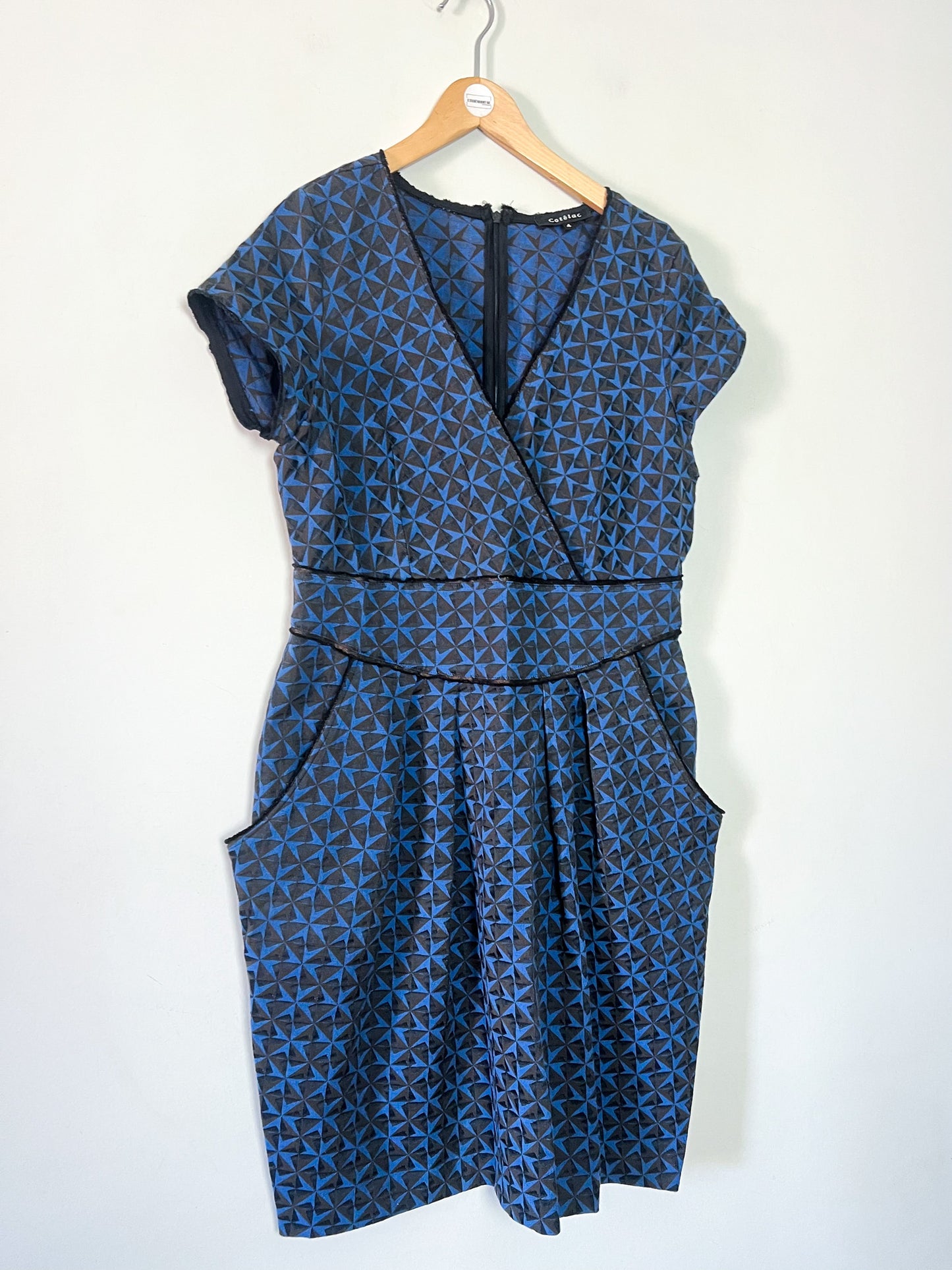 Robe Structurée Cotélac Chic Bleu & Noir – Décolleté V – Taille 42/44