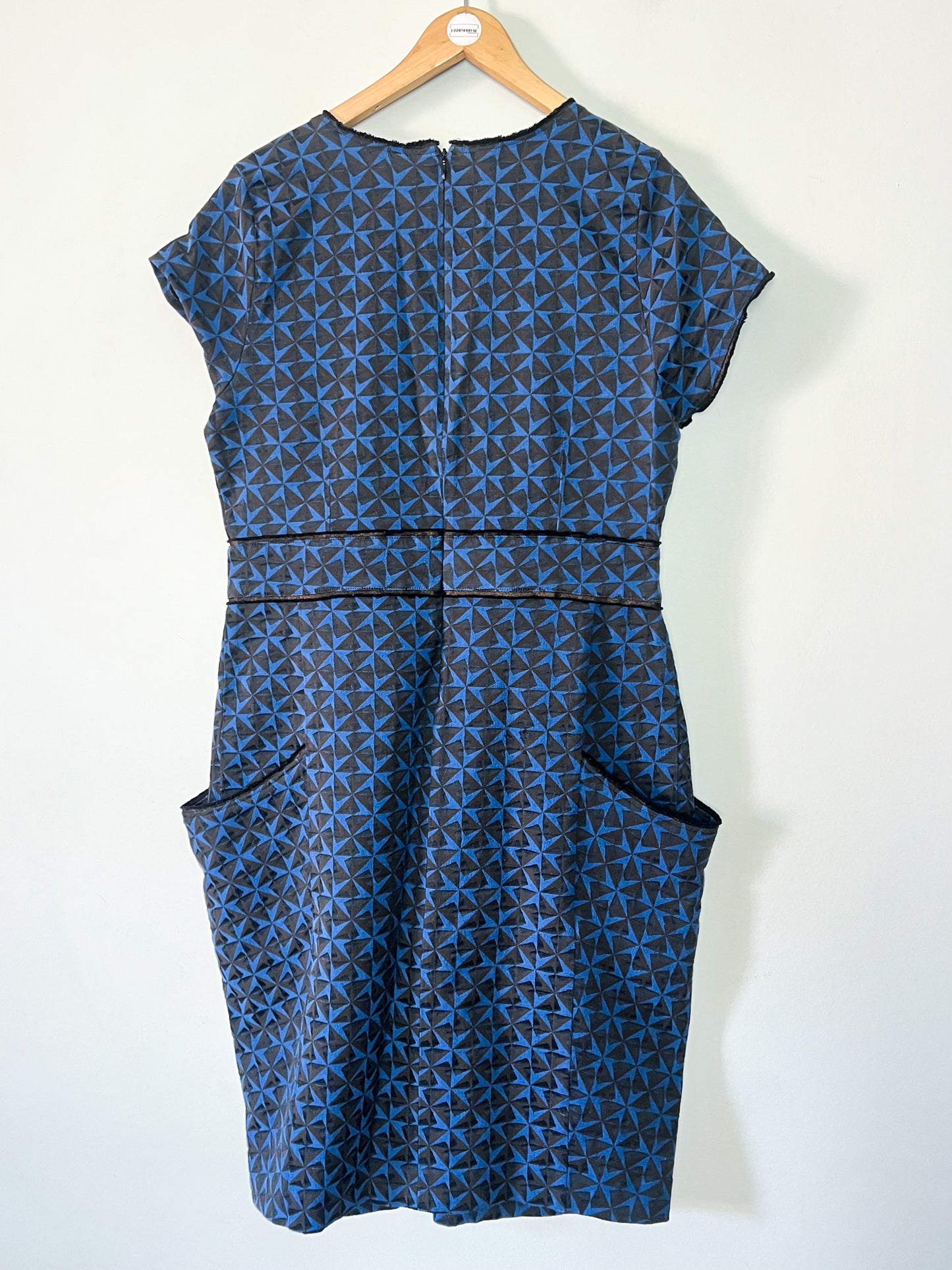 Robe Structurée Cotélac Chic Bleu & Noir – Décolleté V – Taille 42/44