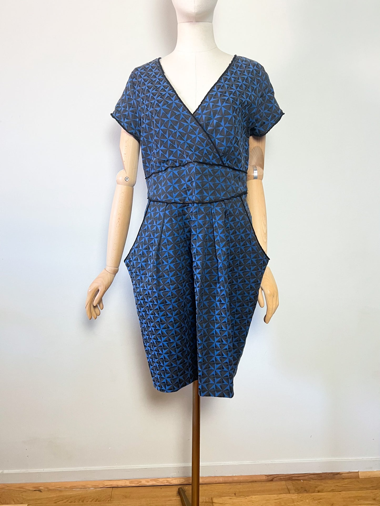Robe Structurée Cotélac Chic Bleu & Noir – Décolleté V – Taille 42/44