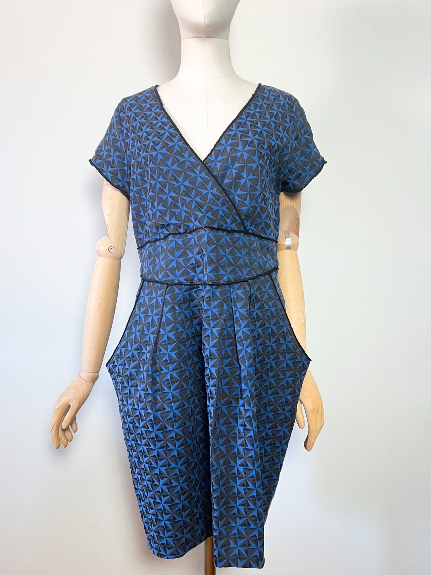 Robe Structurée Cotélac Chic Bleu & Noir – Décolleté V – Taille 42/44