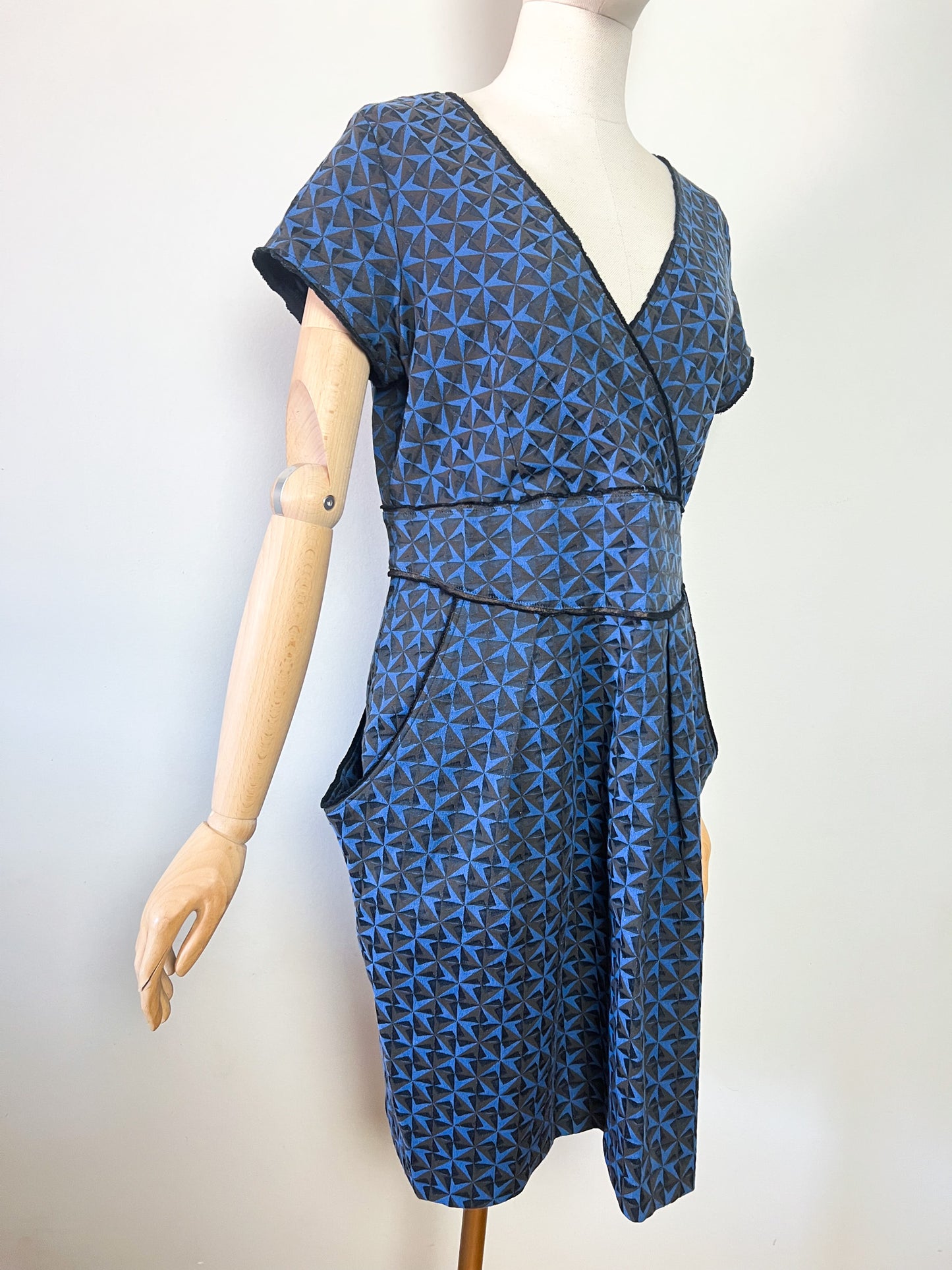 Robe Structurée Cotélac Chic Bleu & Noir – Décolleté V – Taille 42/44