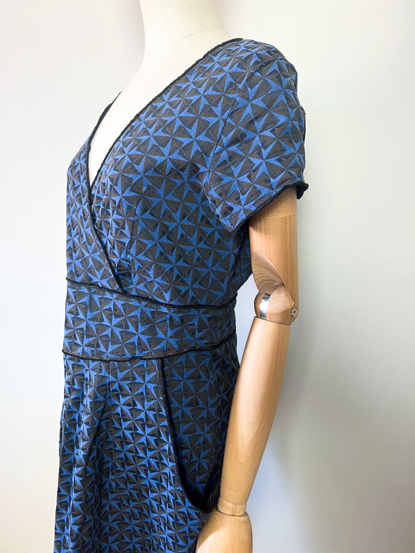 Robe Structurée Cotélac Chic Bleu & Noir – Décolleté V – Taille 42/44