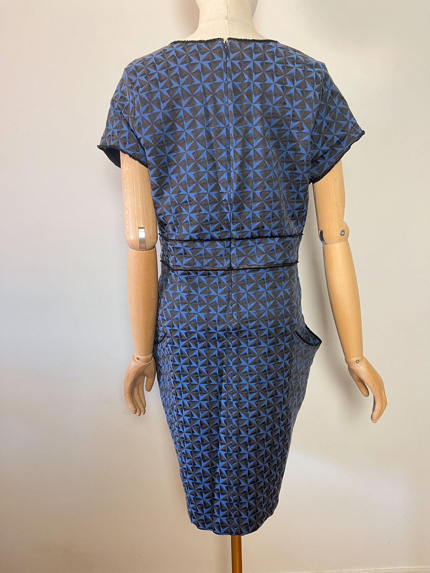 Robe Structurée Cotélac Chic Bleu & Noir – Décolleté V – Taille 42/44