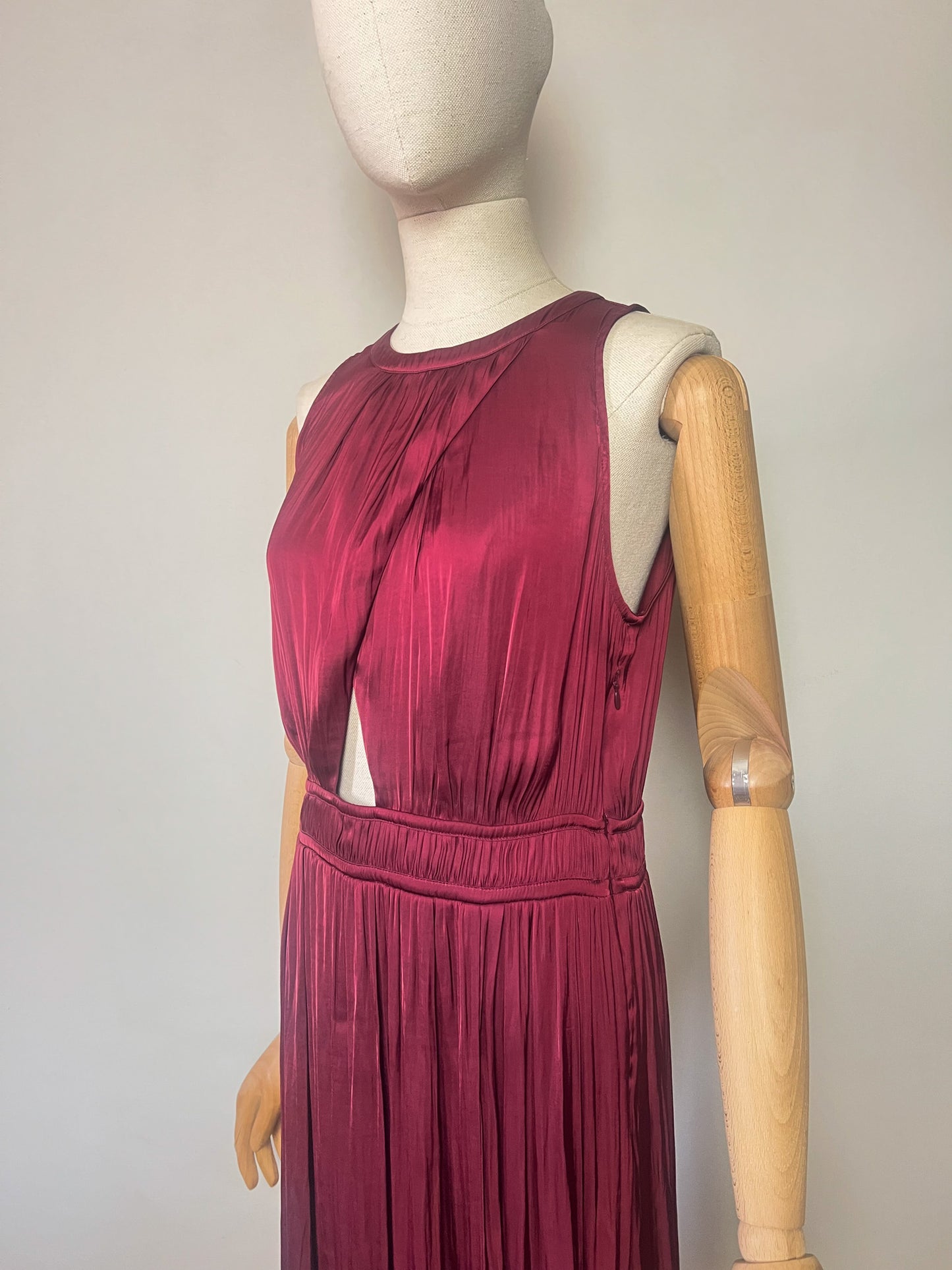 Robe Longue de Soirée IKKS Bordeaux – Découpe Asymétrique & Plis – T36/38