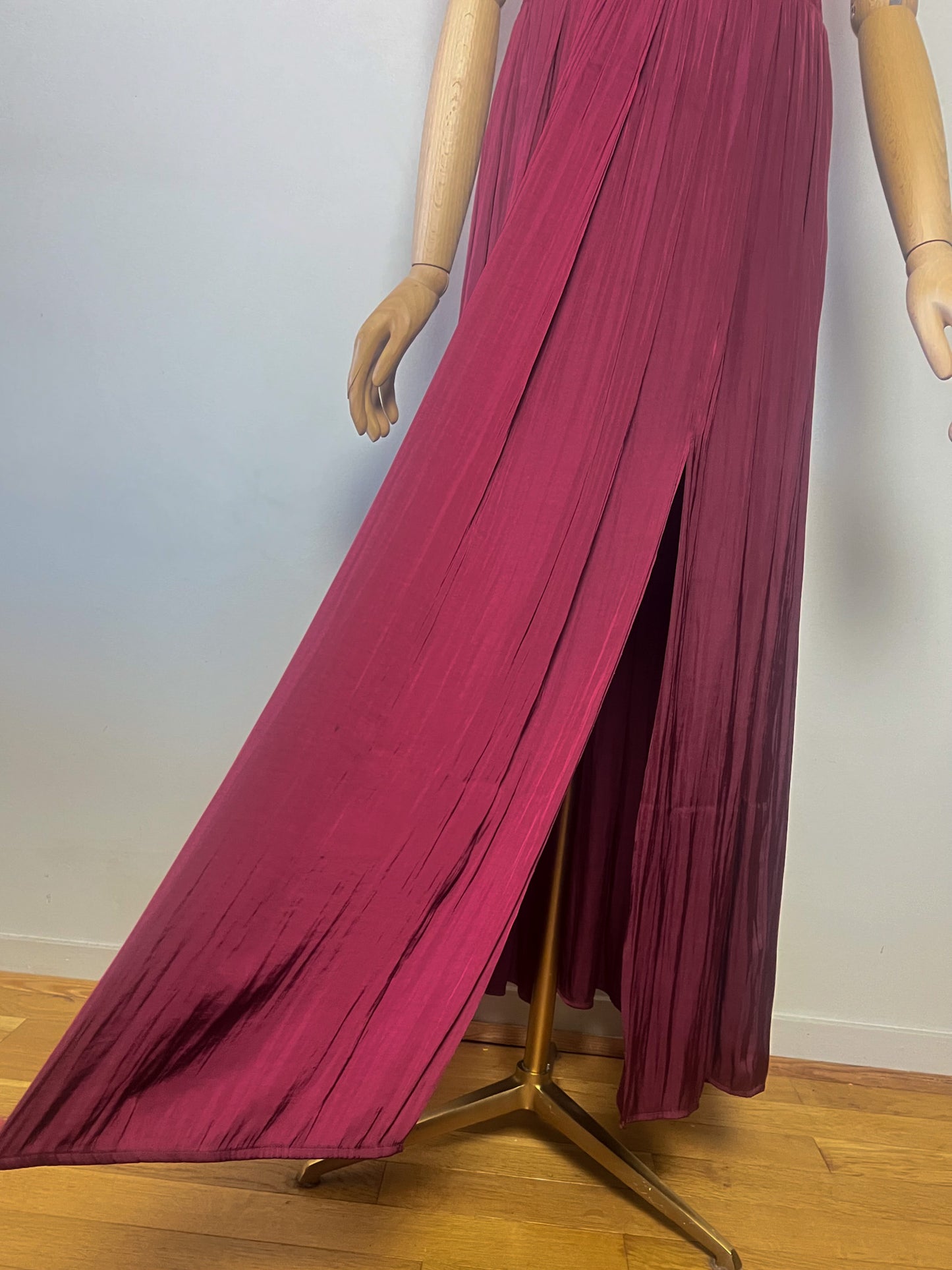 Robe Longue de Soirée IKKS Bordeaux – Découpe Asymétrique & Plis – T36/38