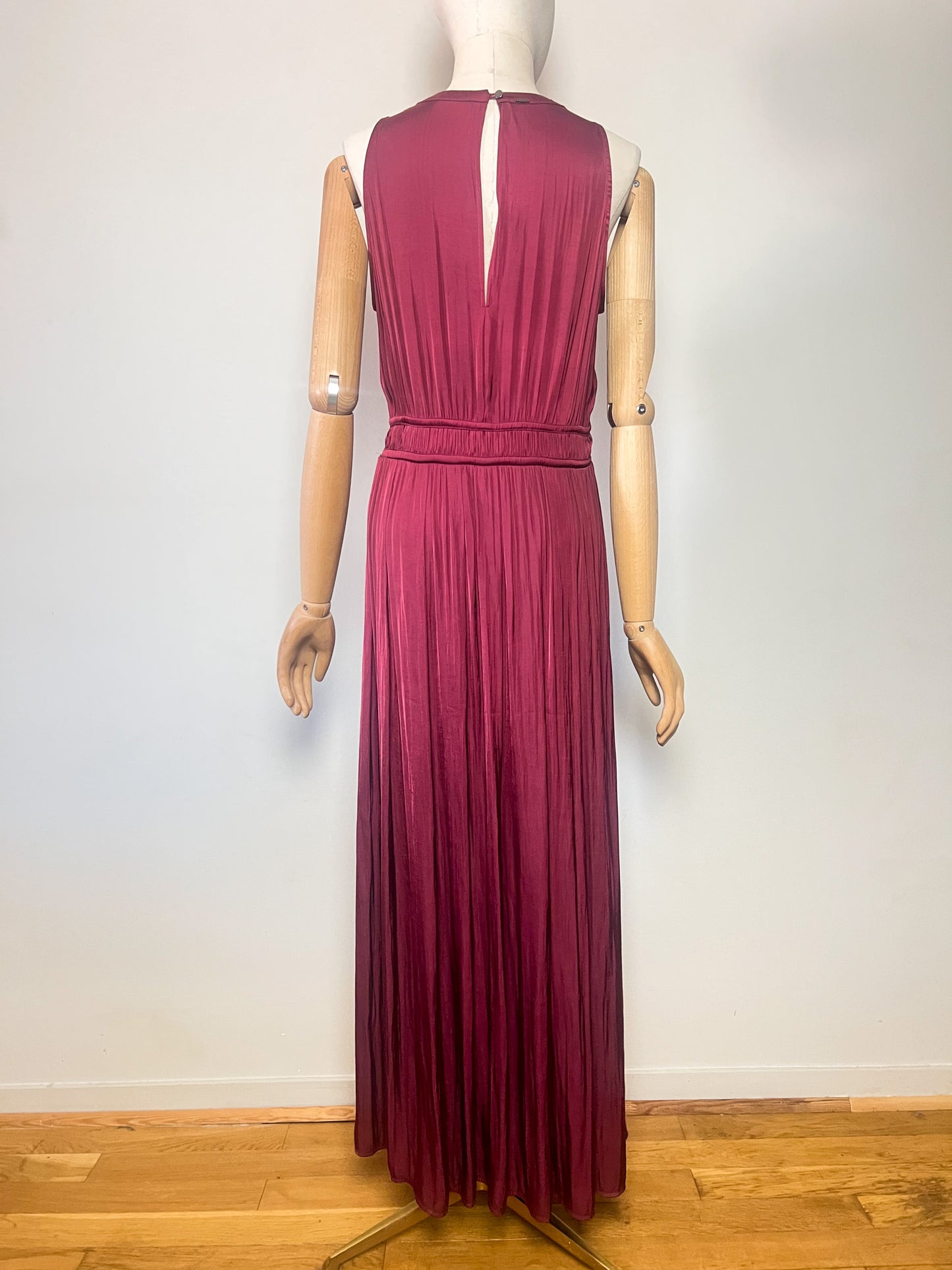 Robe Longue de Soirée IKKS Bordeaux – Découpe Asymétrique & Plis – T36/38
