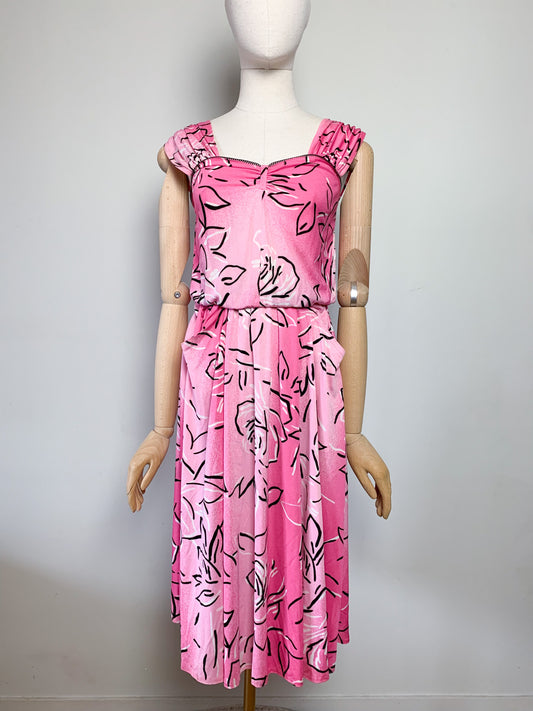 Robe vintage années 80 rose à imprimé floral stylisé #robes #vintage