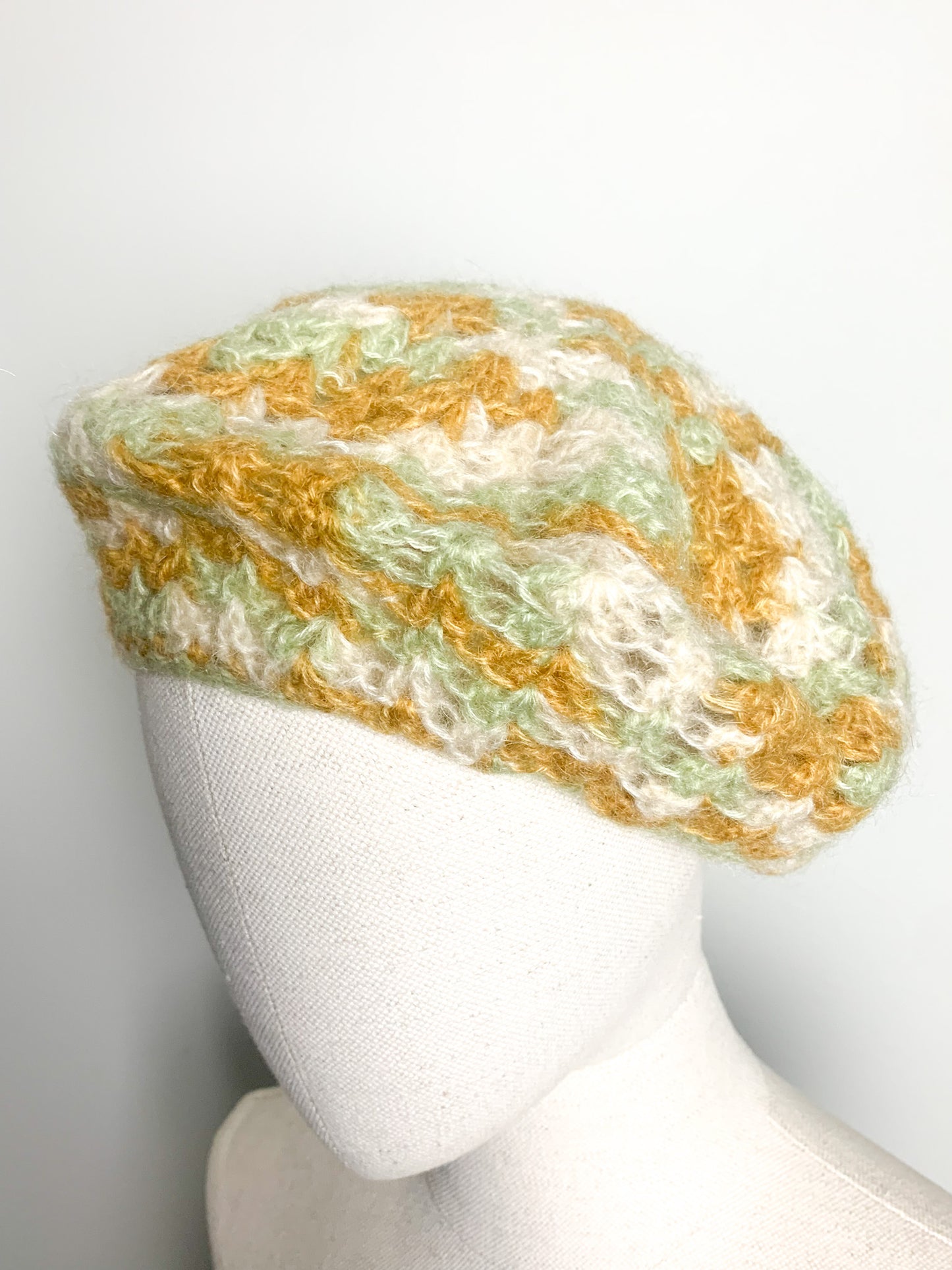 Béret Vintage 70s Tricoté Main - 100% Laine Ajourée - Palette Naturelle Ocre, Vert d'eau, Crème - Taille Unique