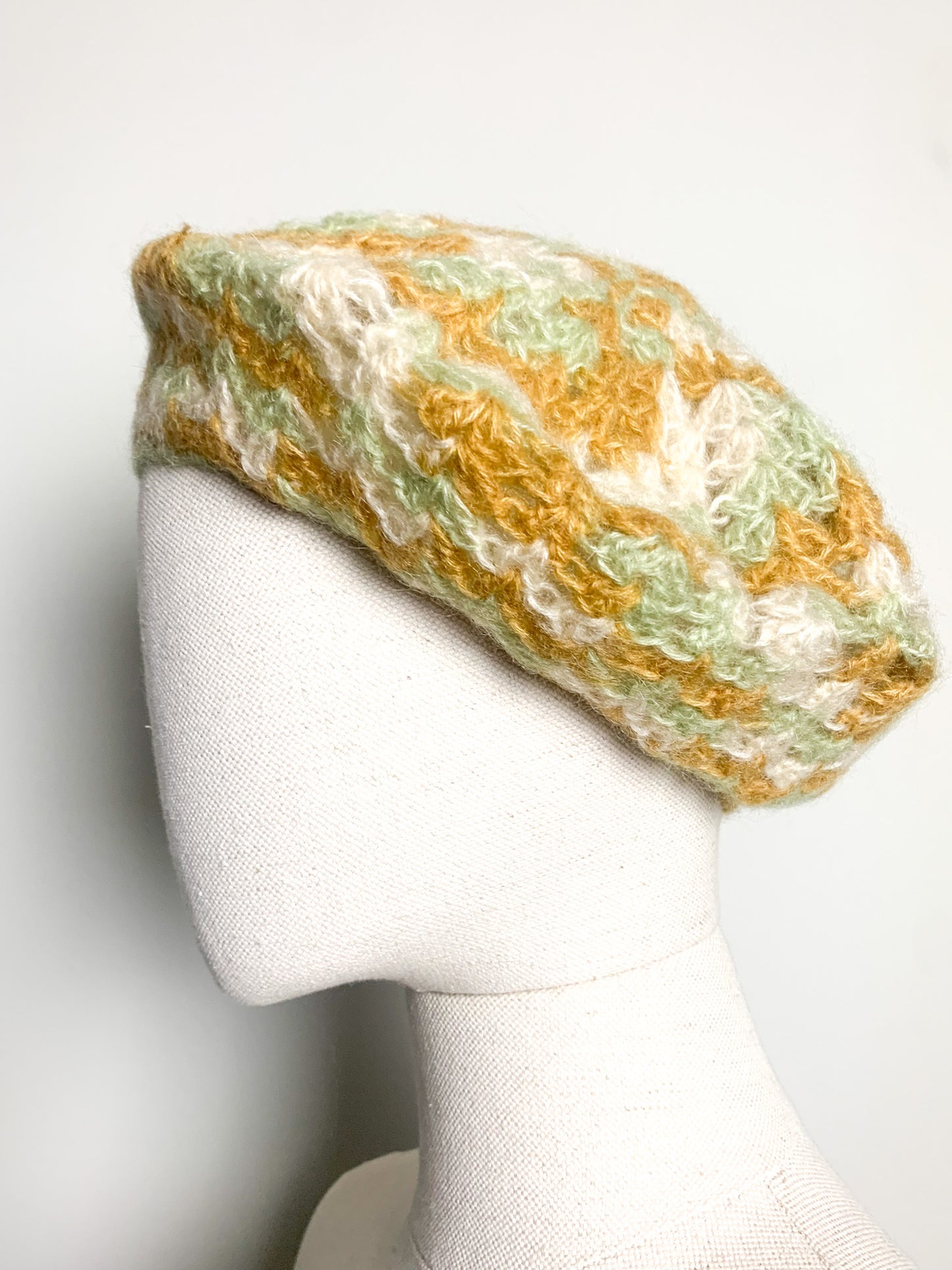 Béret Vintage 70s Tricoté Main - 100% Laine Ajourée - Palette Naturelle Ocre, Vert d'eau, Crème - Taille Unique