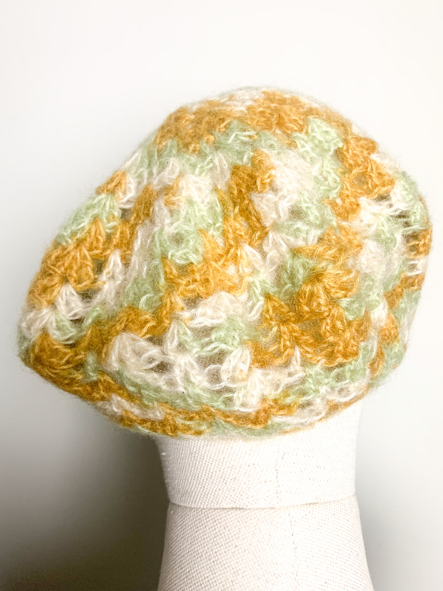 Béret Vintage 70s Tricoté Main - 100% Laine Ajourée - Palette Naturelle Ocre, Vert d'eau, Crème - Taille Unique