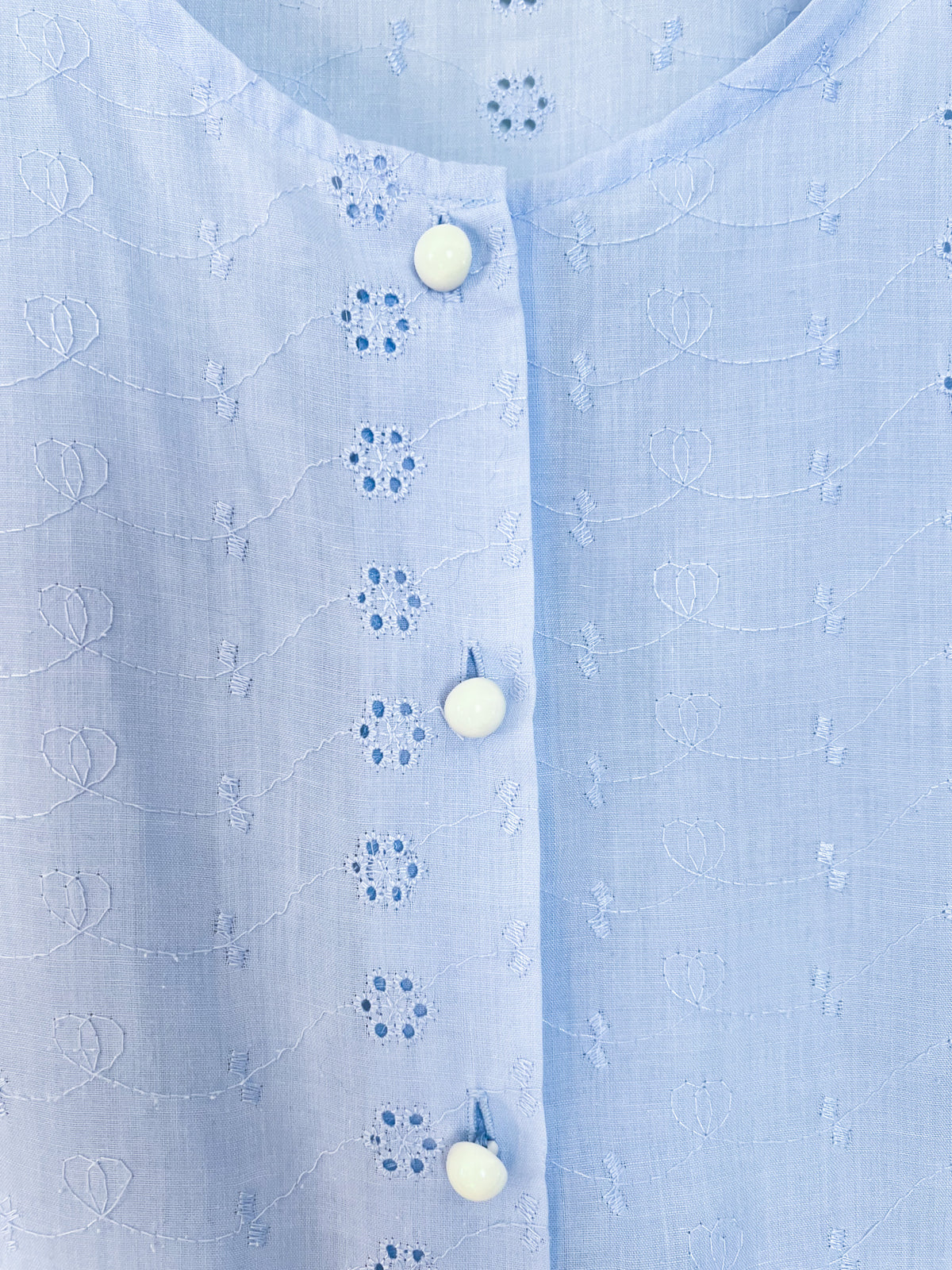 Blouse sans manches vintage années 80 90 bleu ciel broderies ajourées – T38/40