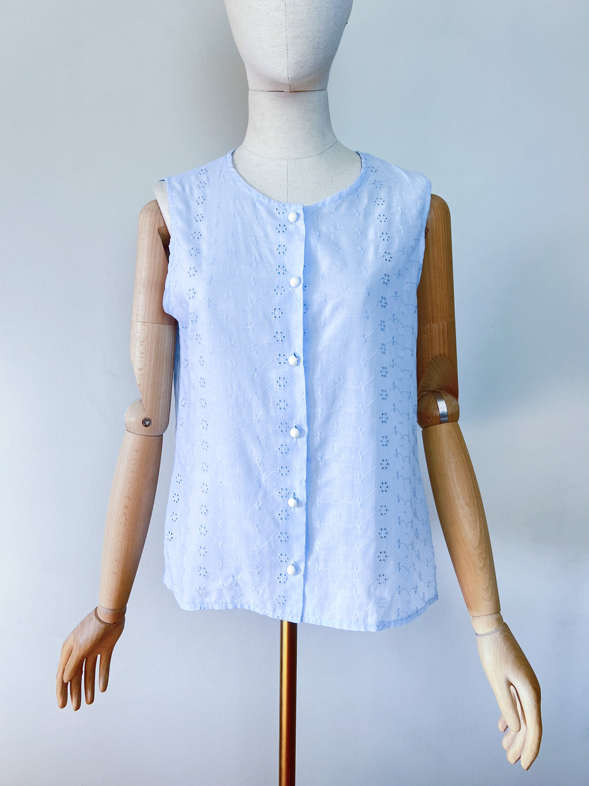 Blouse sans manches vintage années 80 90 bleu ciel broderies ajourées – T38/40