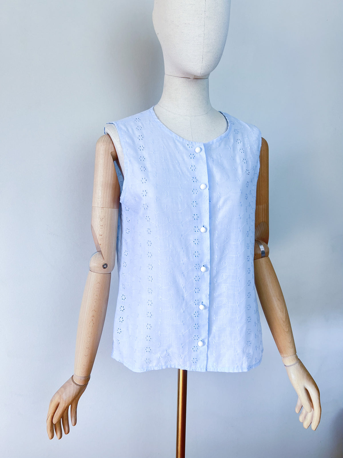Blouse sans manches vintage années 80 90 bleu ciel broderies ajourées – T38/40