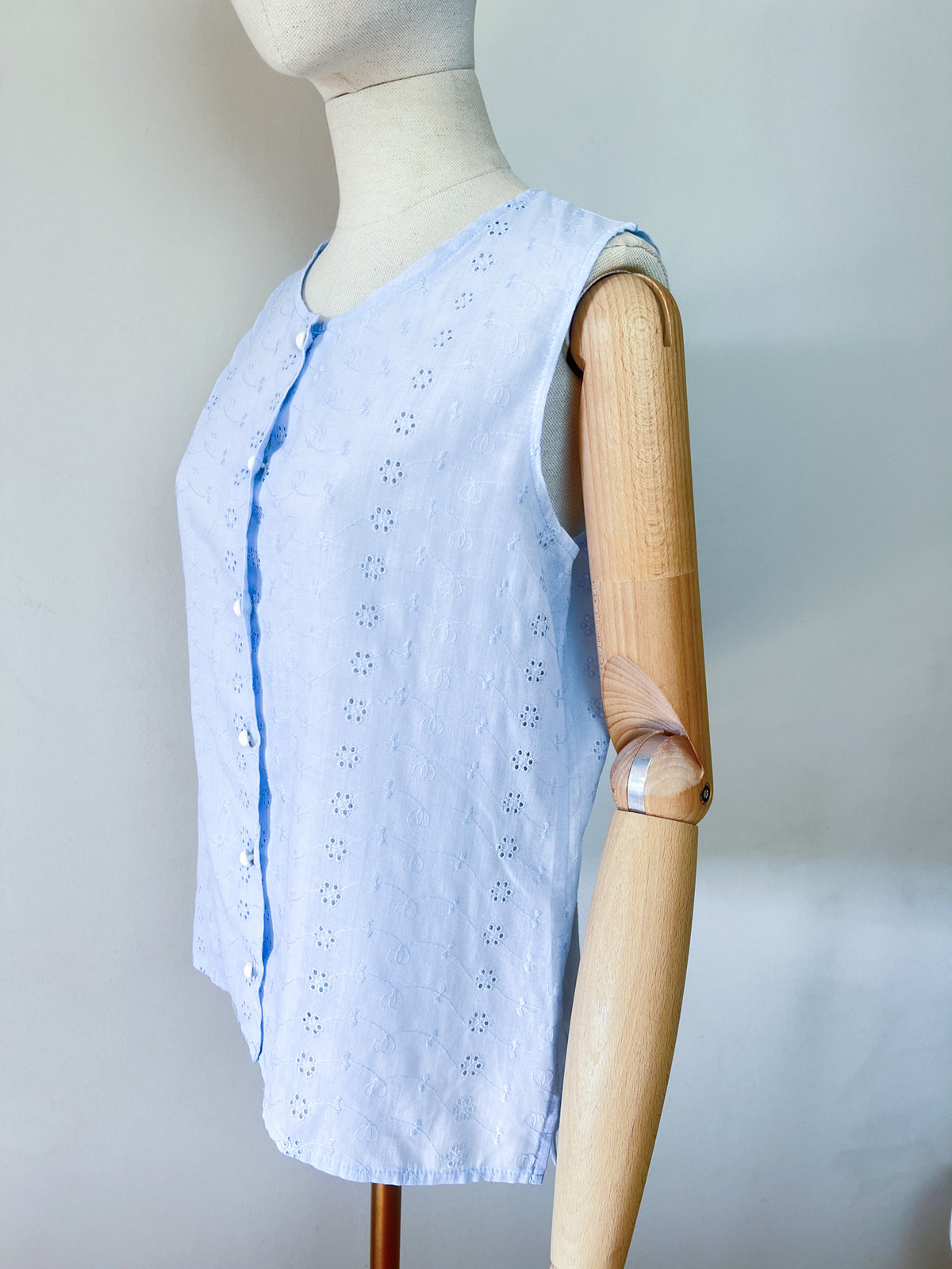 Blouse sans manches vintage années 80 90 bleu ciel broderies ajourées – T38/40