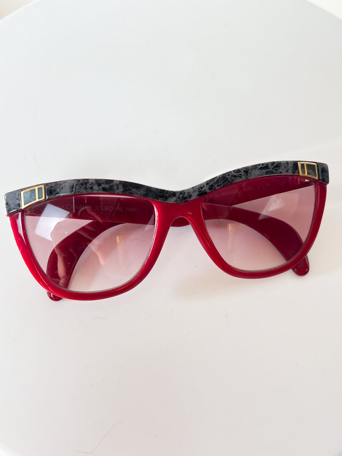Lunettes de Soleil Vintage Années 80 90 – Rouge & Gris Marbré – Fabriquées en France- Charles Jourdan