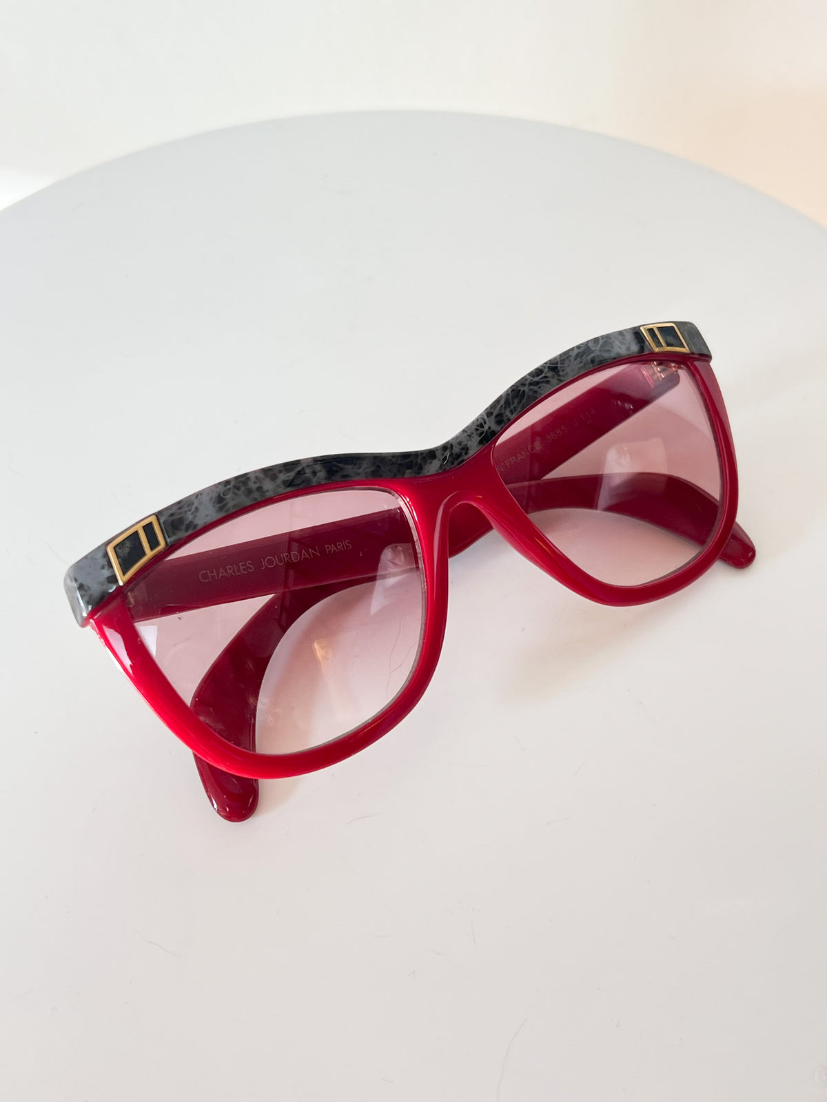 Lunettes de Soleil Vintage Années 80 90 – Rouge & Gris Marbré – Fabriquées en France- Charles Jourdan