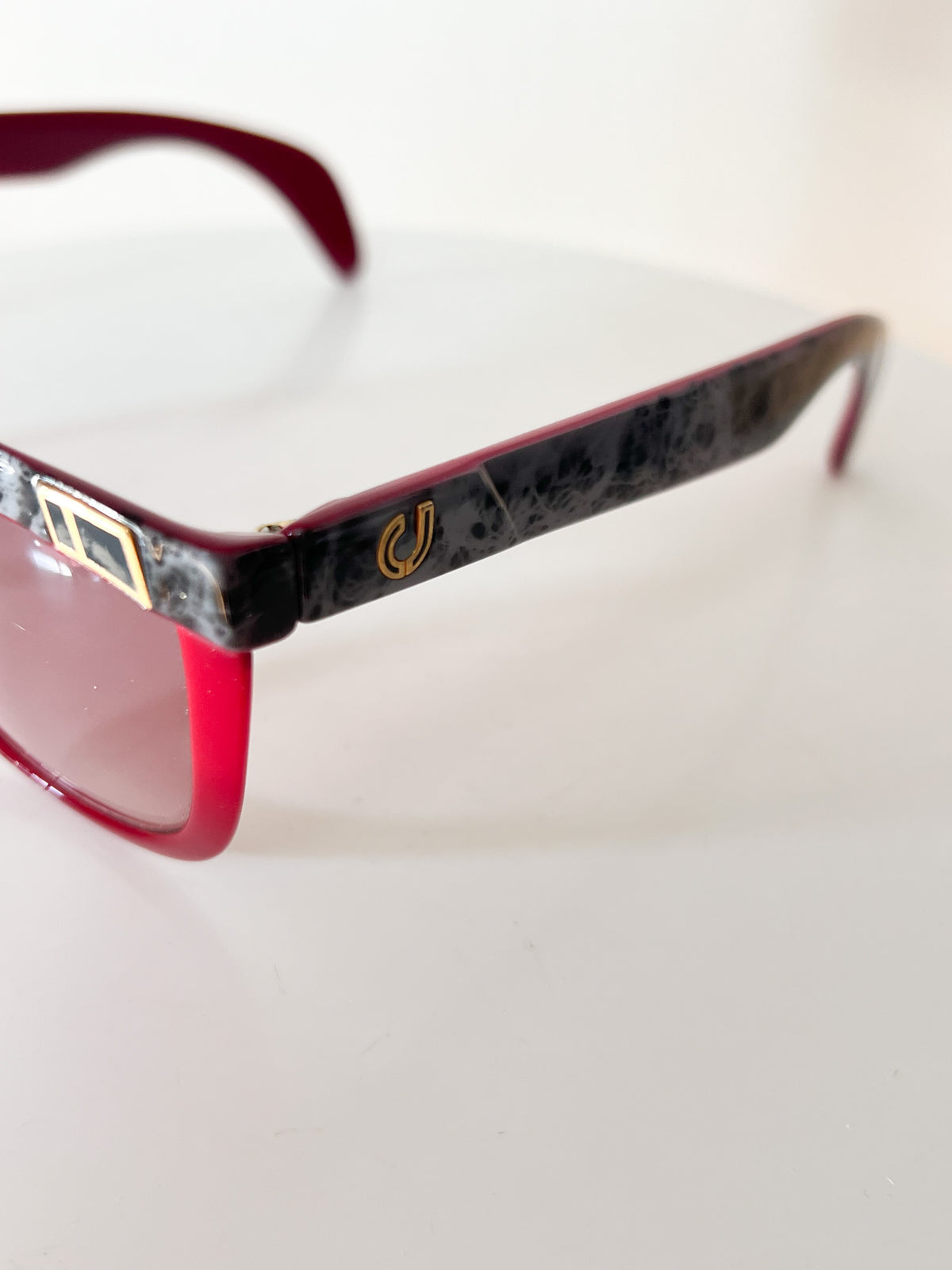Lunettes de Soleil Vintage Années 80 90 – Rouge & Gris Marbré – Fabriquées en France- Charles Jourdan