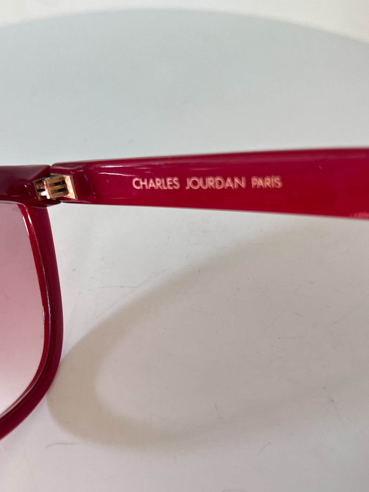 Lunettes de Soleil Vintage Années 80 90 – Rouge & Gris Marbré – Fabriquées en France- Charles Jourdan