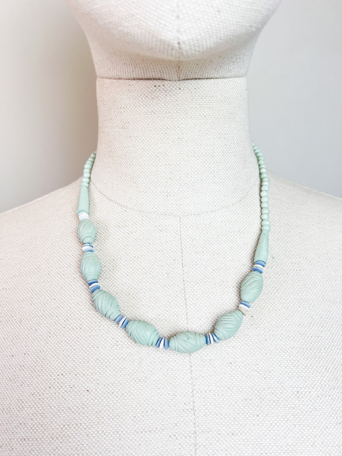 Collier vintage années 80/90 perles sculptées vert d'eau
