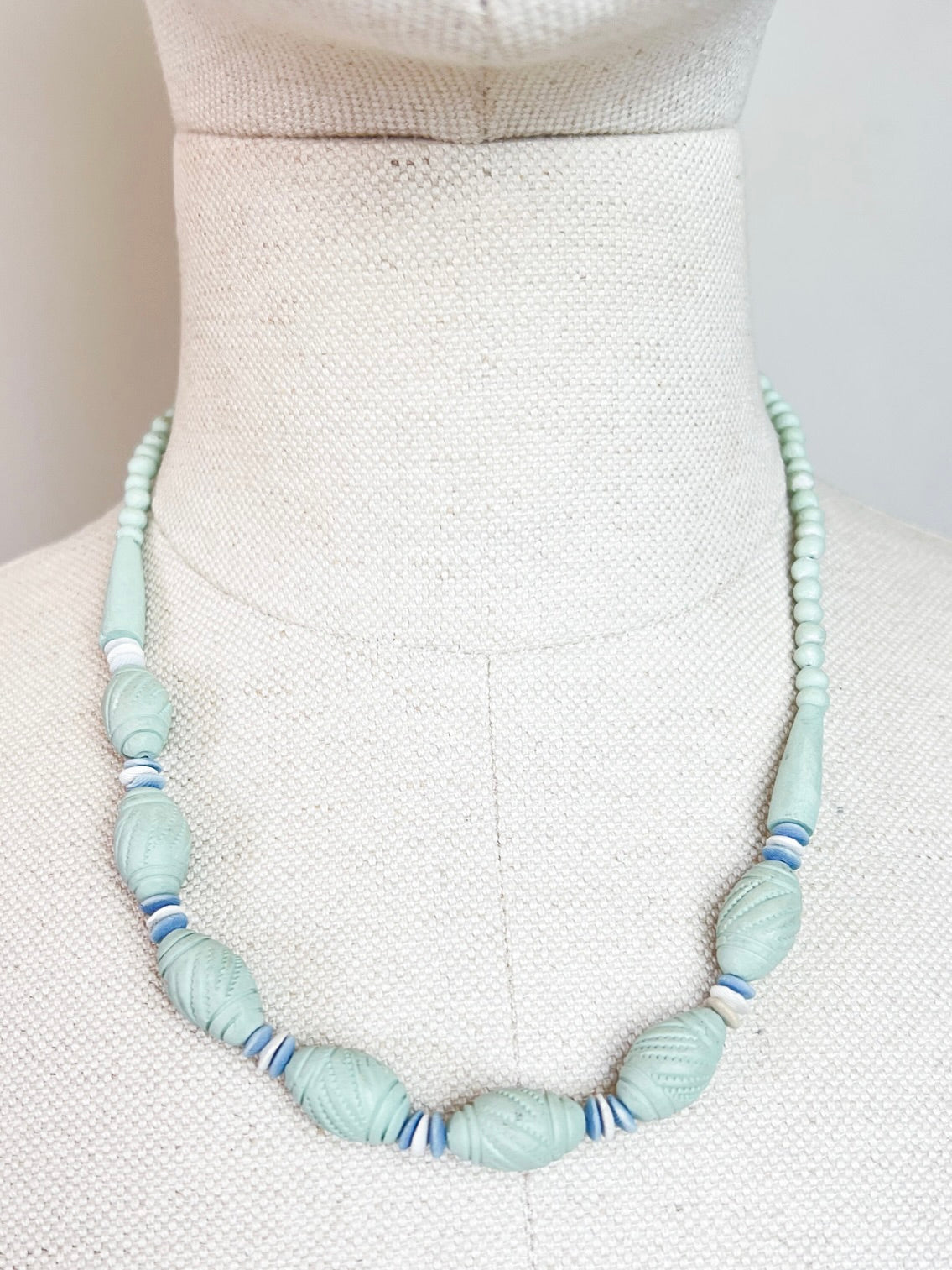 Collier vintage années 80/90 perles sculptées vert d'eau