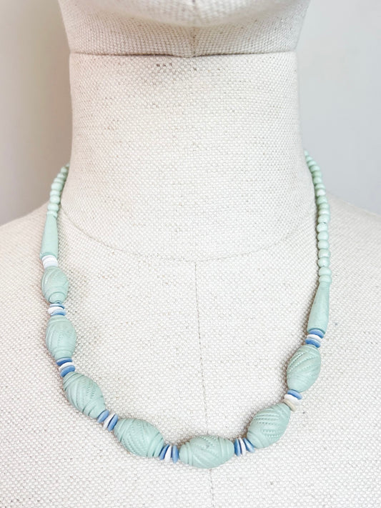 Collier vintage années 80/90 perles sculptées vert d'eau