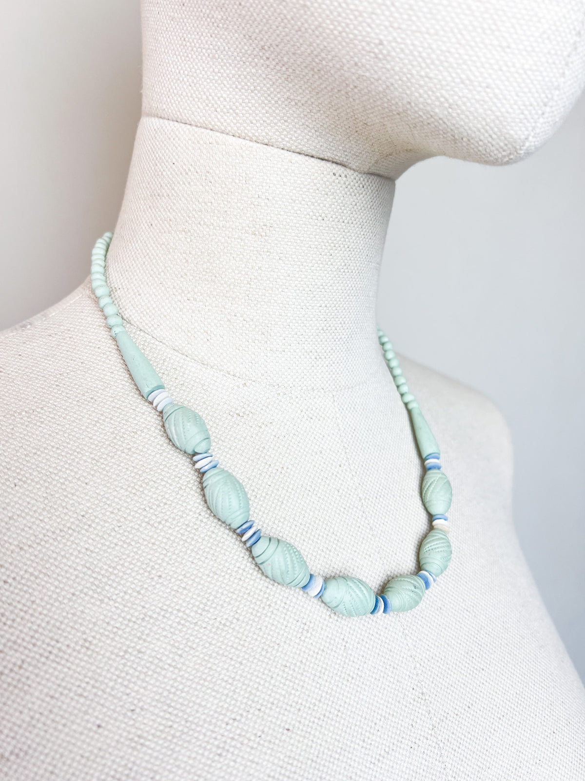 Collier vintage années 80/90 perles sculptées vert d'eau
