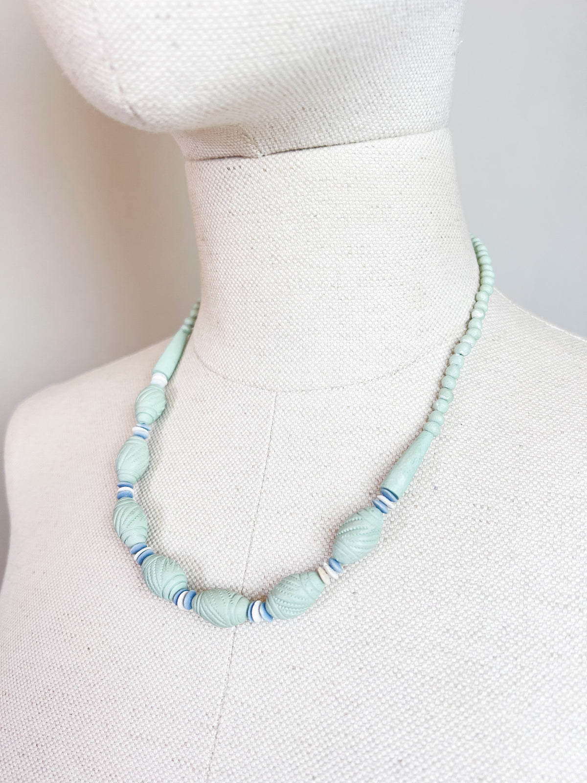 Collier vintage années 80/90 perles sculptées vert d'eau