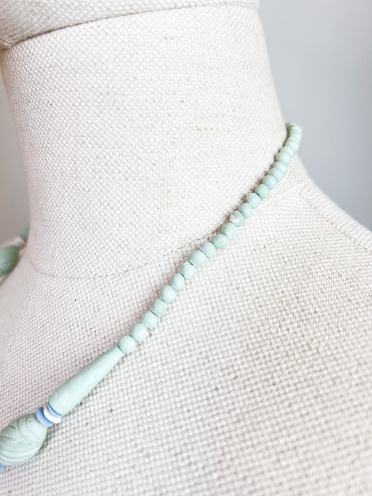 Collier vintage années 80/90 perles sculptées vert d'eau