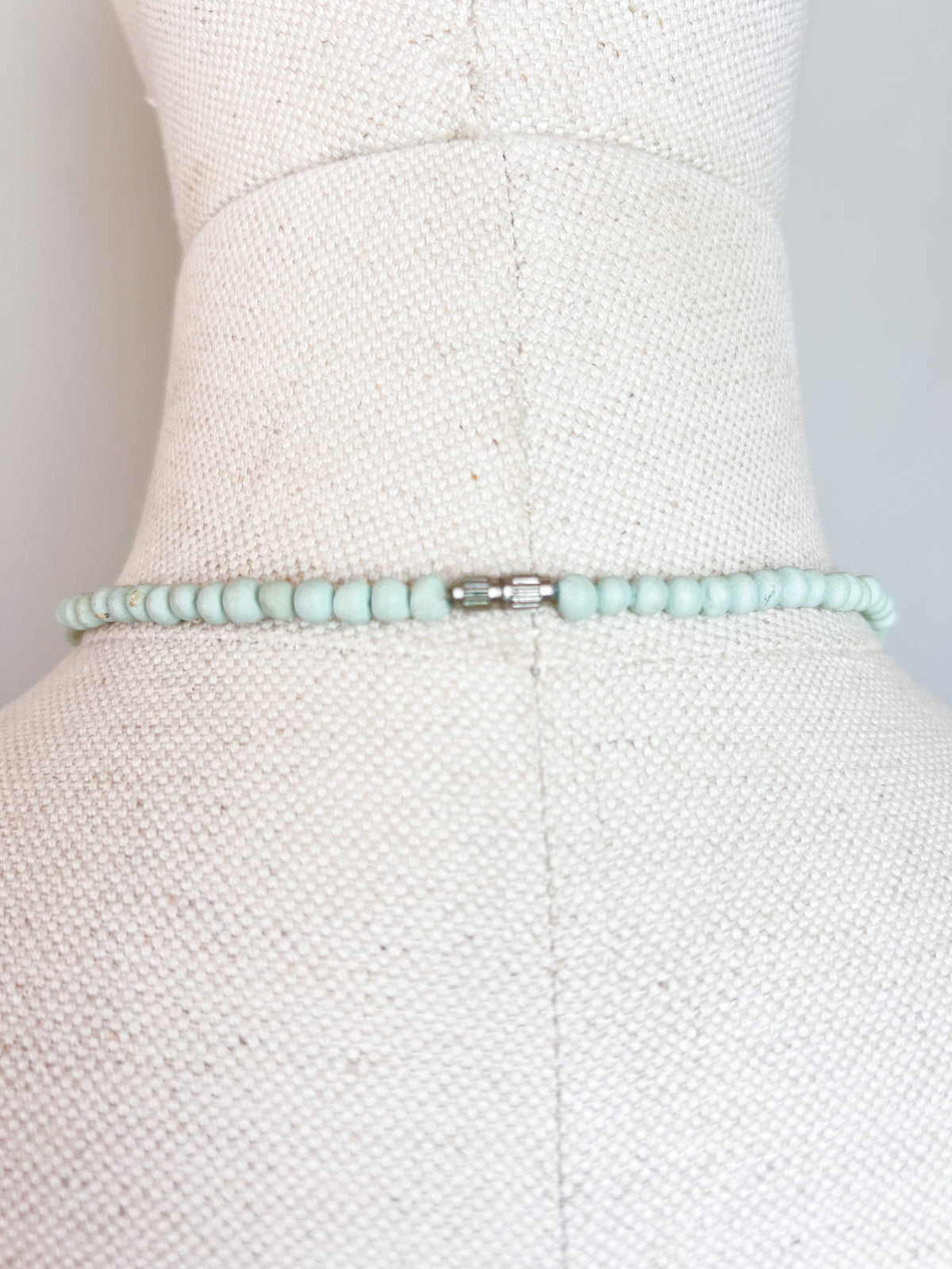 Collier vintage années 80/90 perles sculptées vert d'eau