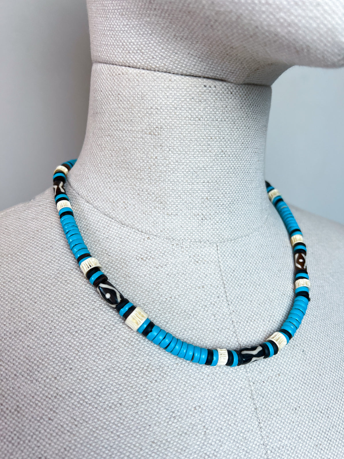 Collier Ras-de-Cou Vintage Années 90/Y2K Style Surfer Turquoise, Noir & Blanc – Perles Bois & Résine – 45 cm