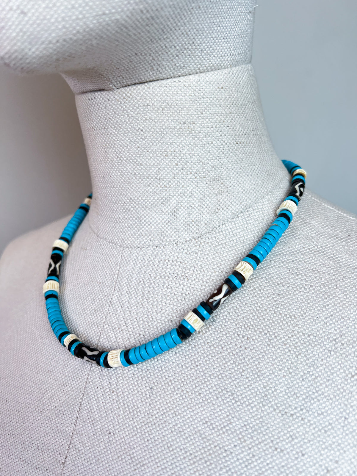 Collier Ras-de-Cou Vintage Années 90/Y2K Style Surfer Turquoise, Noir & Blanc – Perles Bois & Résine – 45 cm