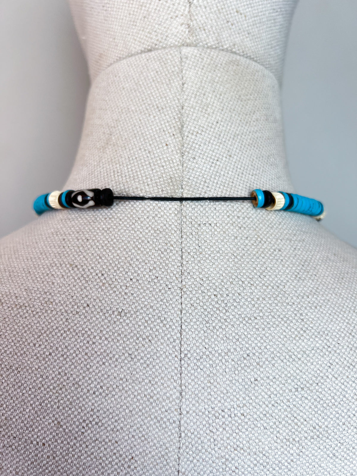 Collier Ras-de-Cou Vintage Années 90/Y2K Style Surfer Turquoise, Noir & Blanc – Perles Bois & Résine – 45 cm