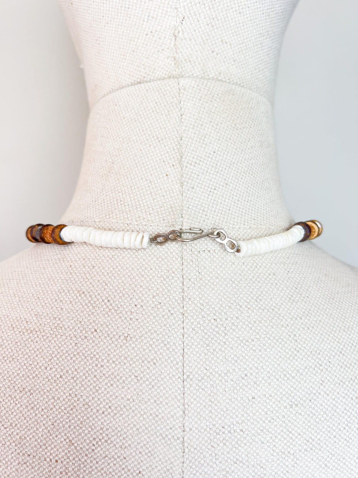 Collier Ras-de-Cou Vintage Années 90/Y2K Perles Coquillage, Bois & Métal – 44 cm