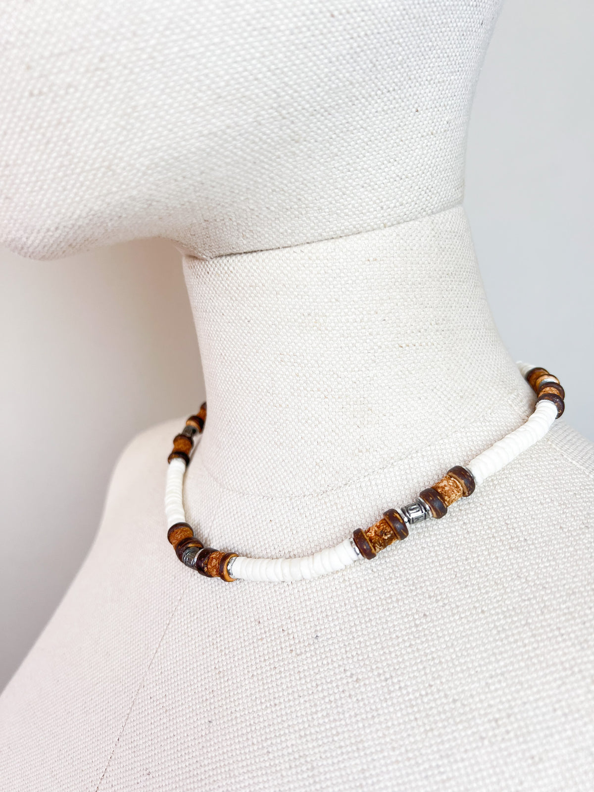 Collier Ras-de-Cou Vintage Années 90/Y2K Perles Coquillage, Bois & Métal – 44 cm