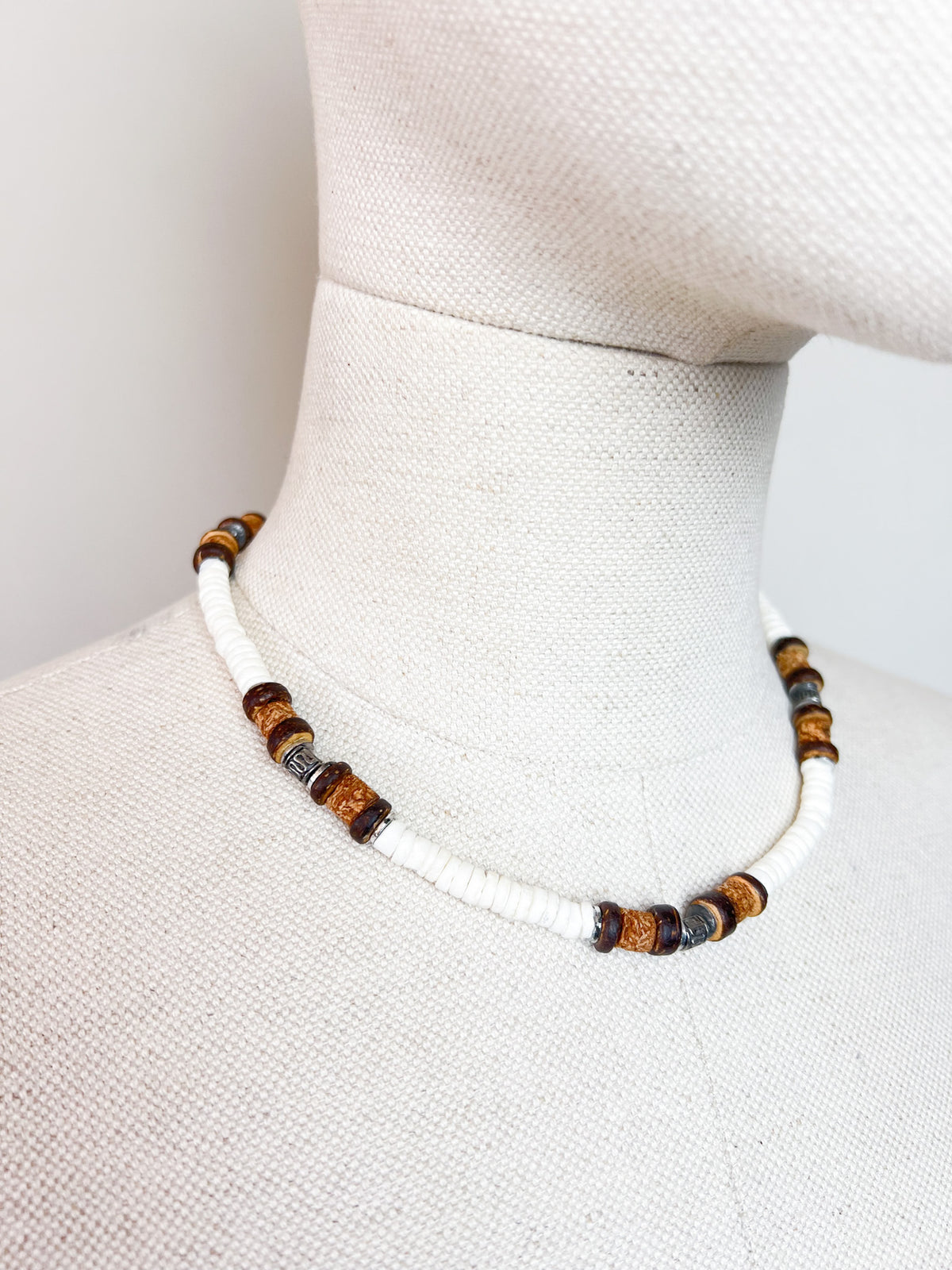 Collier Ras-de-Cou Vintage Années 90/Y2K Perles Coquillage, Bois & Métal – 44 cm