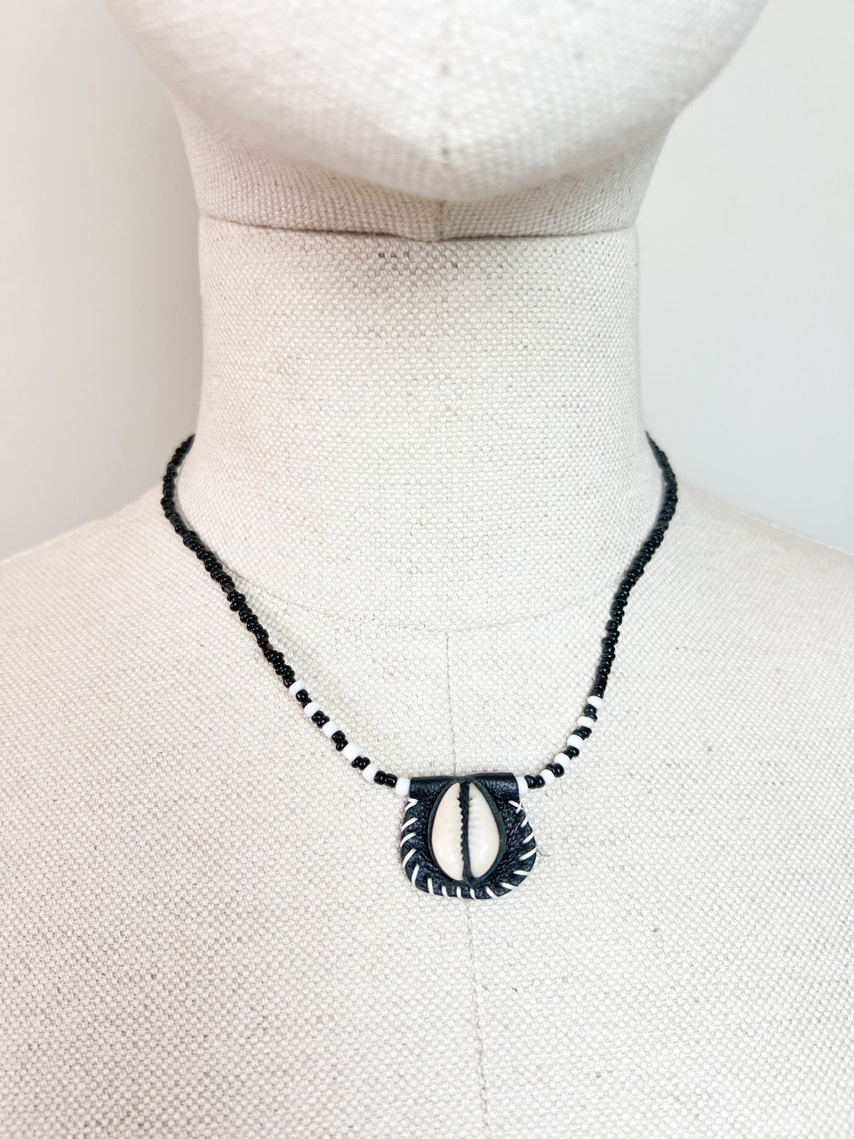 Collier Ras-de-Cou Vintage Y2K Style Surfer Pendentif Coquillage Cauri & Cuir – 42 cm