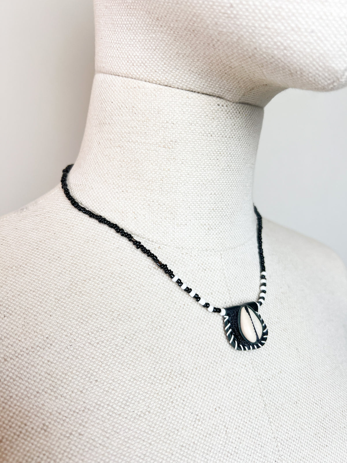 Collier Ras-de-Cou Vintage Y2K Style Surfer Pendentif Coquillage Cauri & Cuir – 42 cm